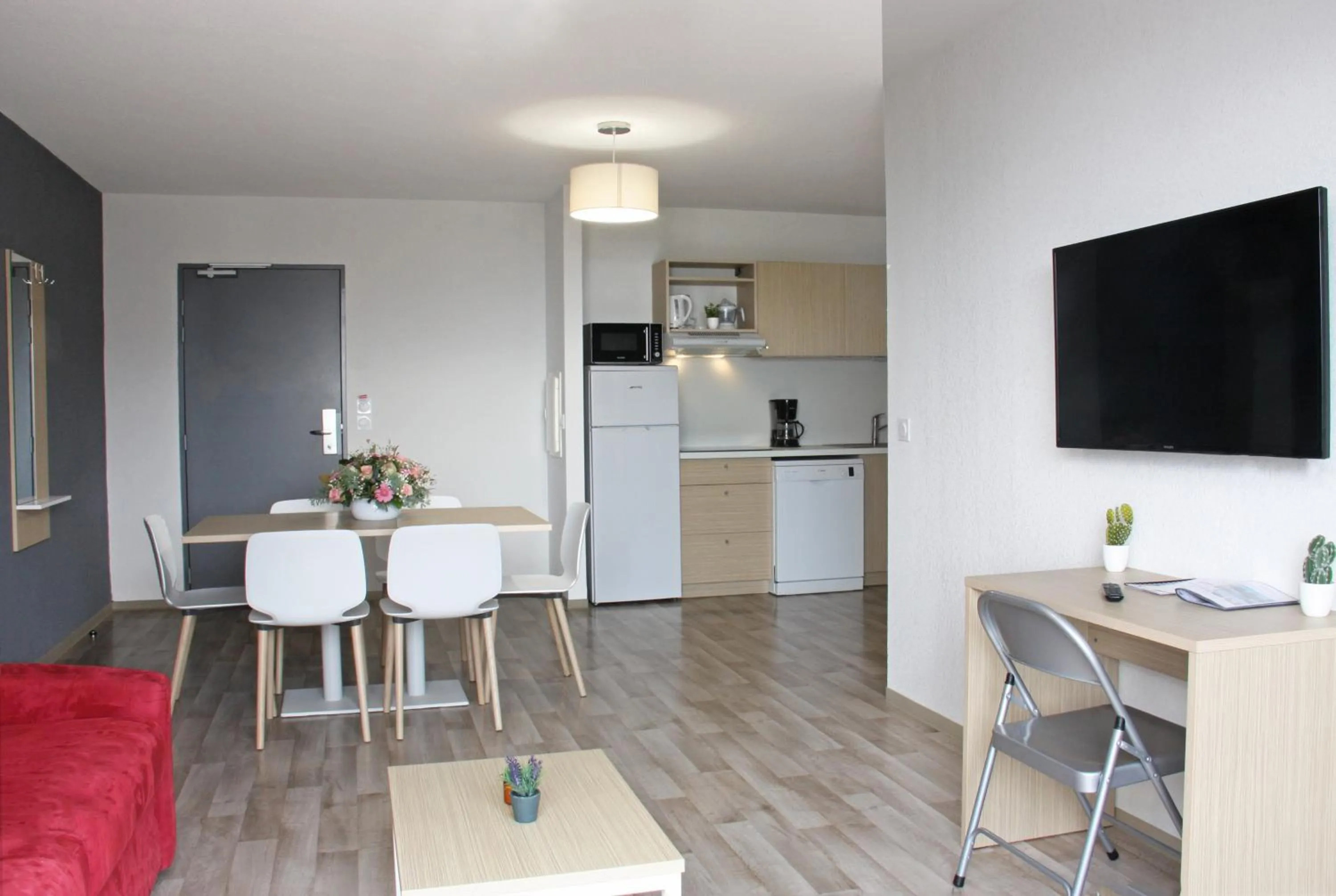 Kitchen or kitchenette, Dining Area in Residence Azureva Roquebrune Cap Martin