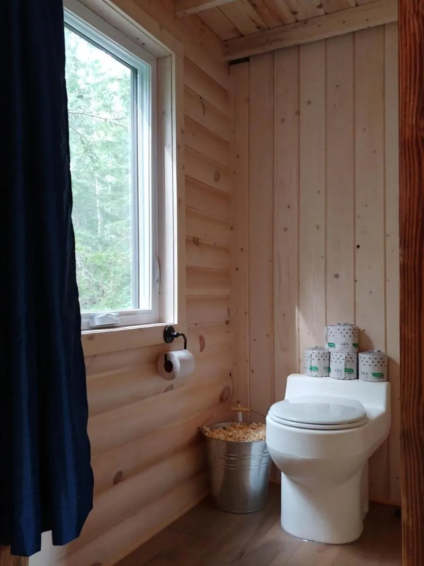 Toilet in Les Racines du p'tit Isidore