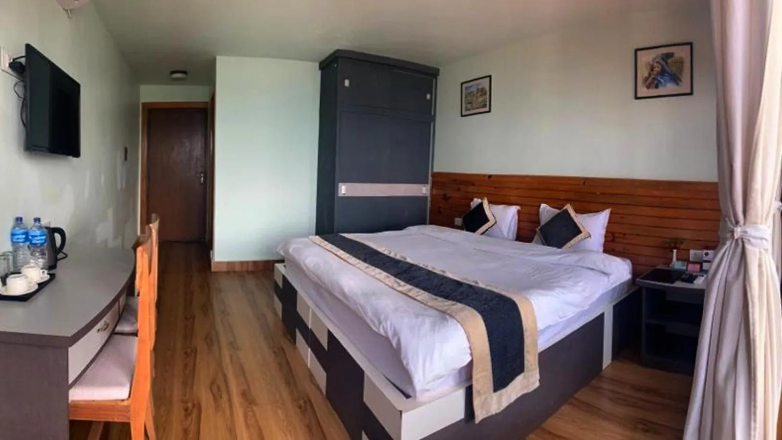 Bed in The Lapsi Tree