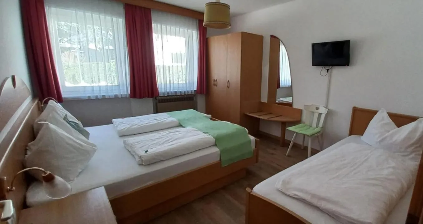 Photo of the whole room, Bed in Residence die Färbe