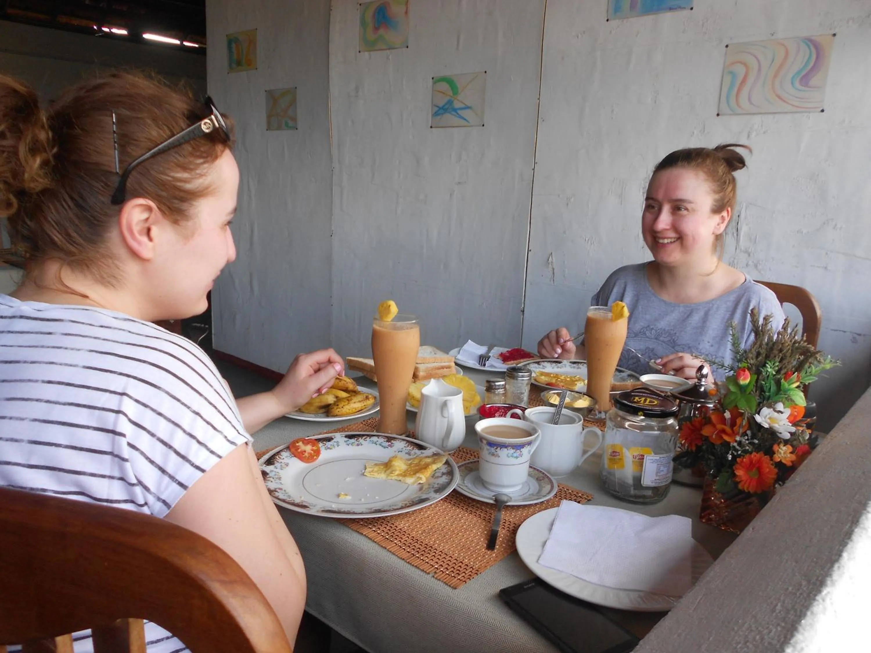 Restaurant/places to eat in Shanith Guesthouse Negombo , beach road