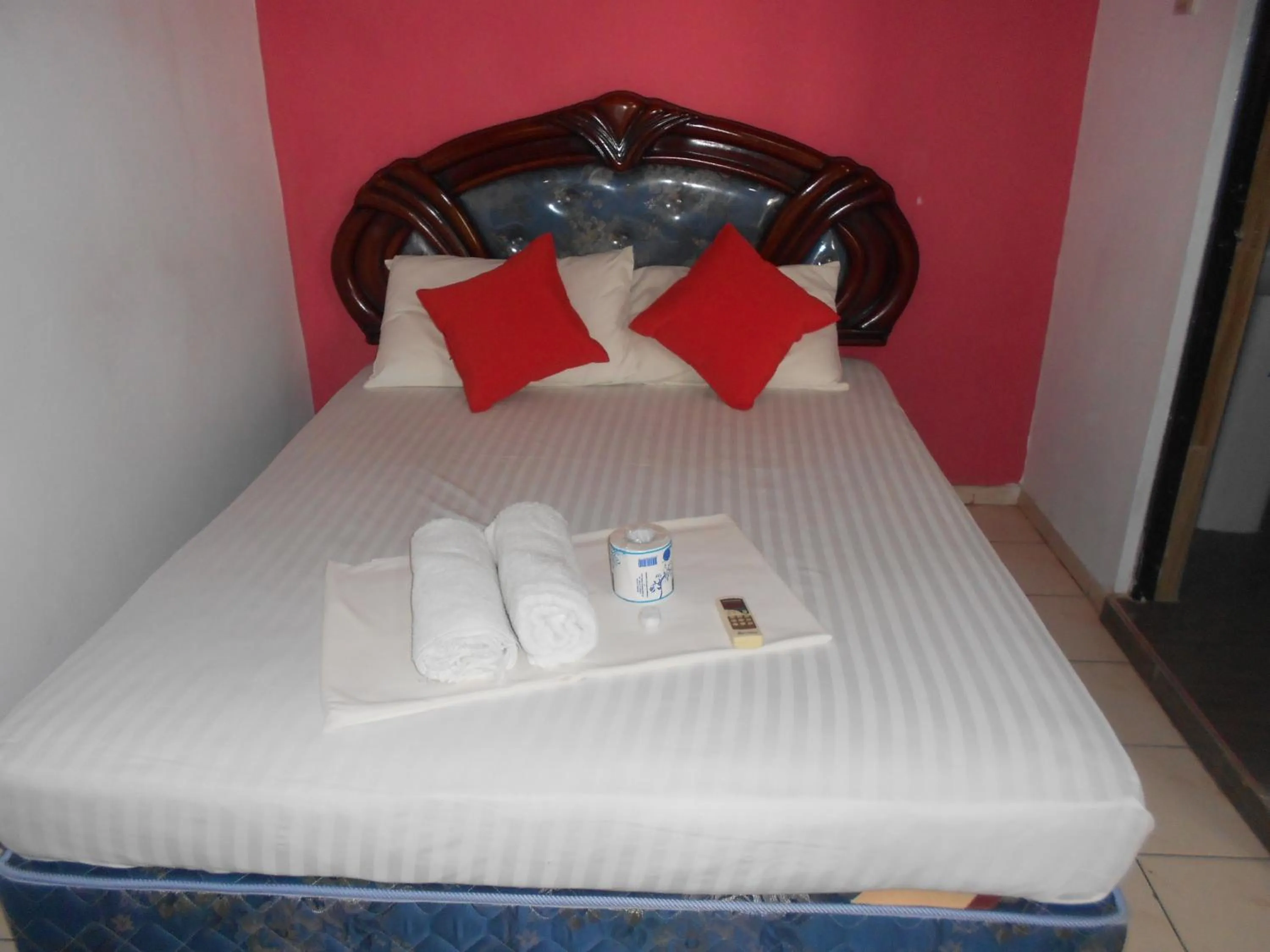 Bed in Shanith Guesthouse Negombo , beach road