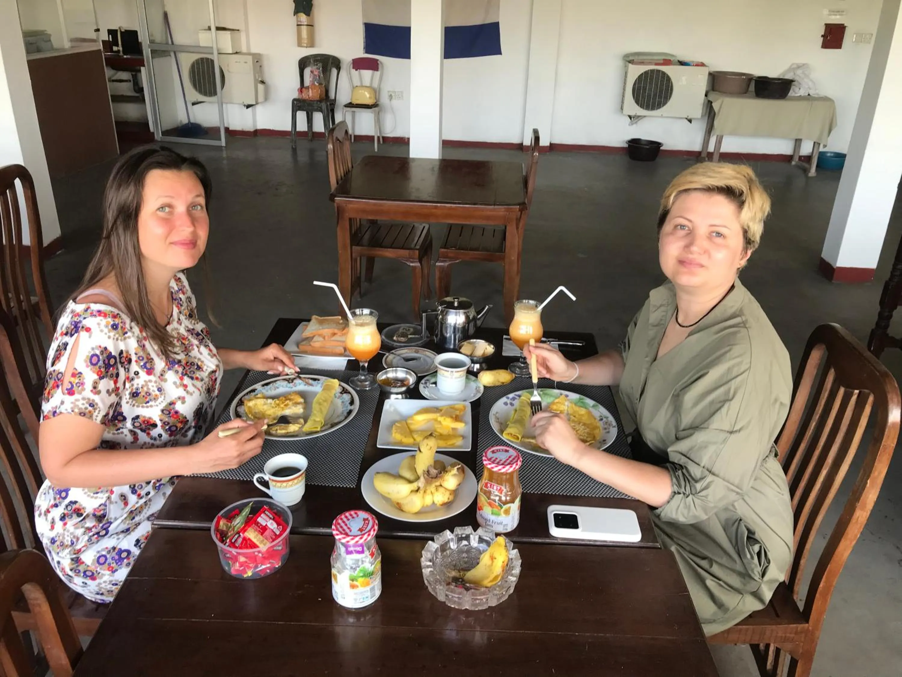 Restaurant/places to eat in Shanith Guesthouse Negombo , beach road