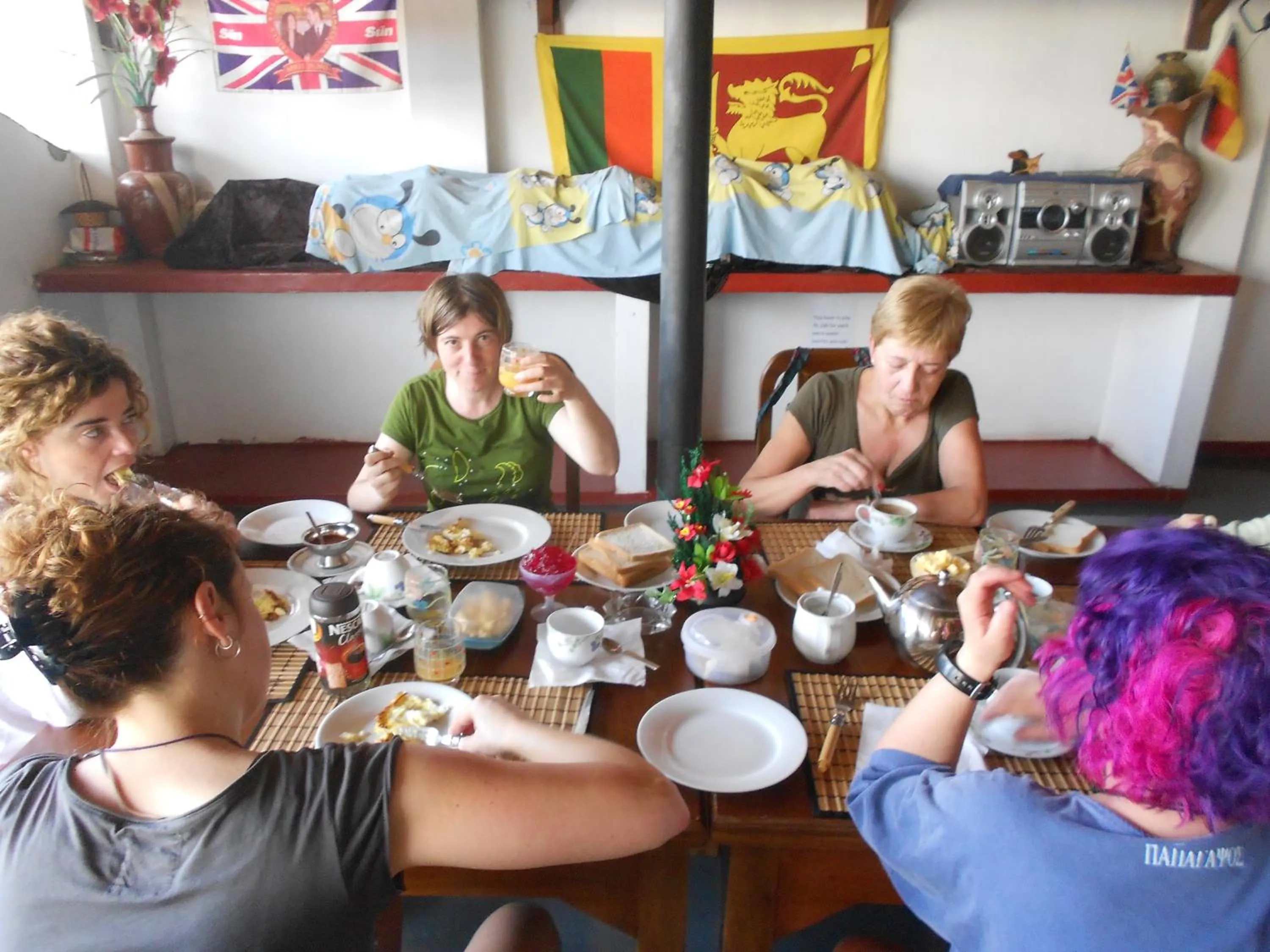 Restaurant/places to eat in Shanith Guesthouse Negombo , beach road