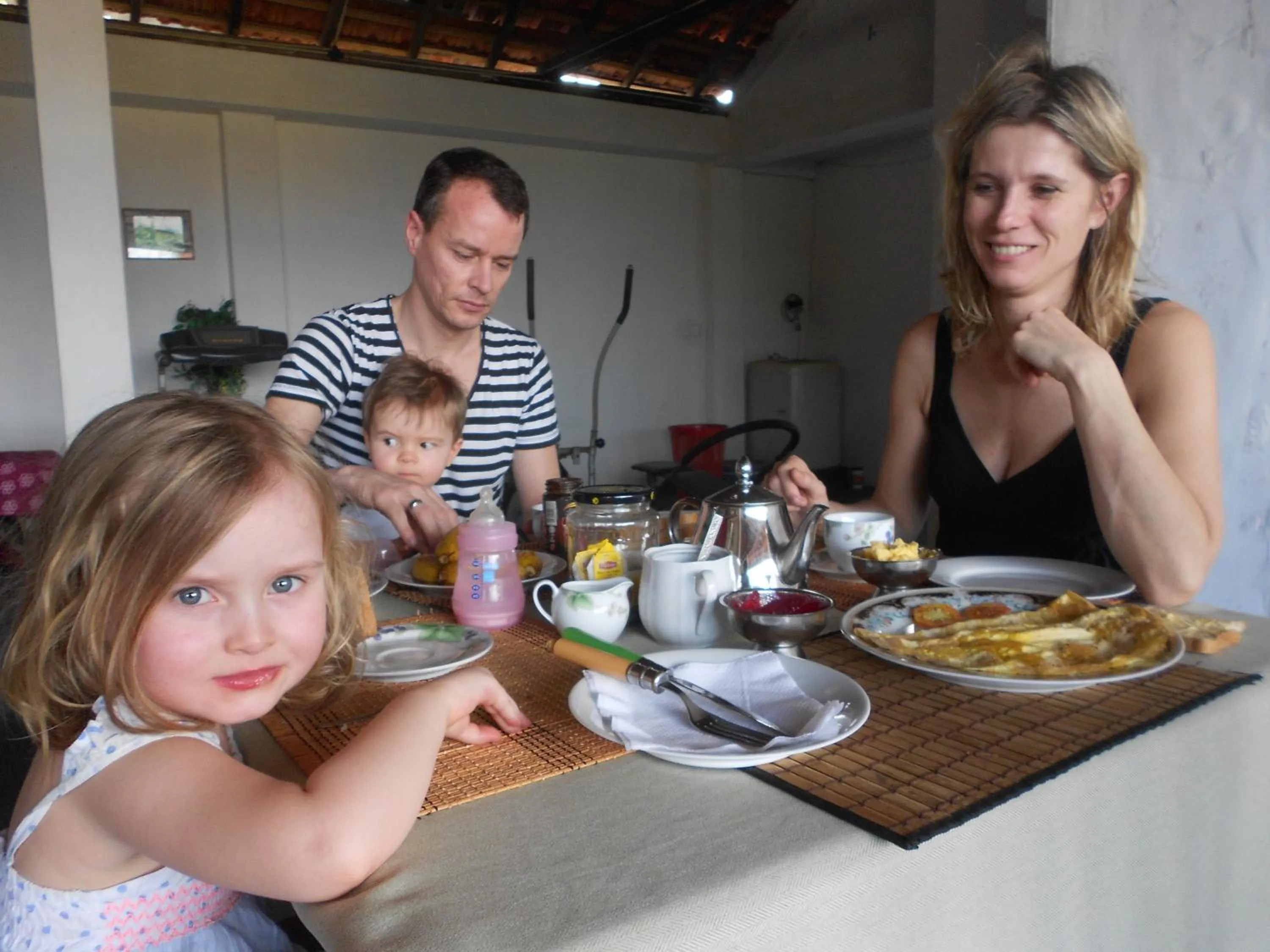 Restaurant/places to eat in Shanith Guesthouse Negombo , beach road