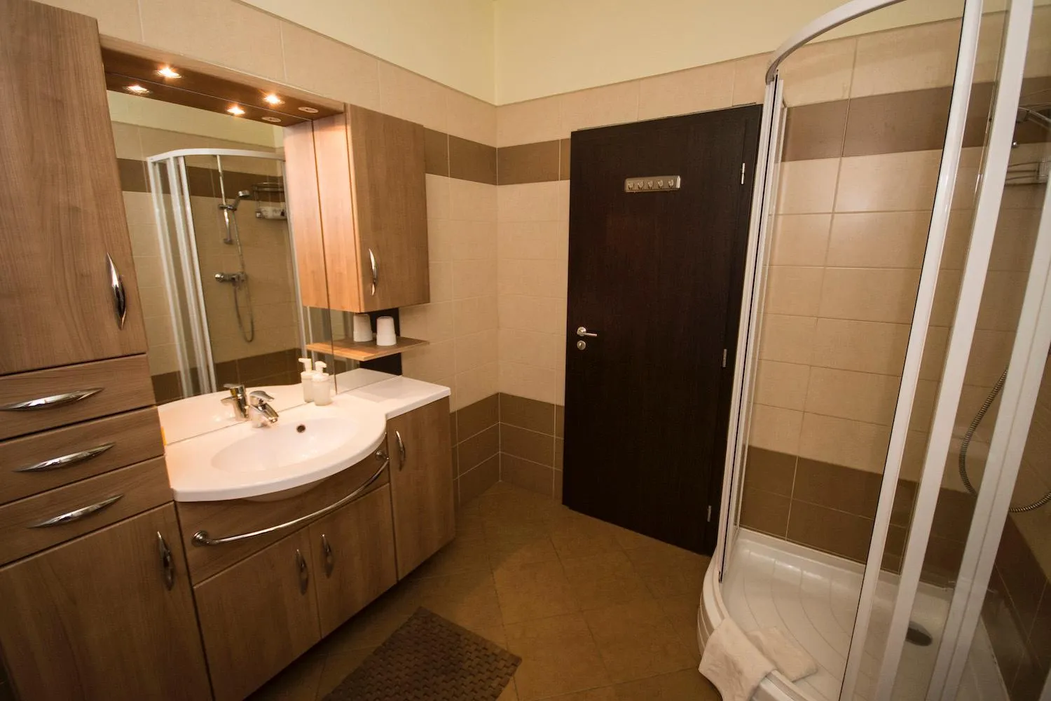 Shower in Pensiunea Carmen - Bikers Friendly Nest