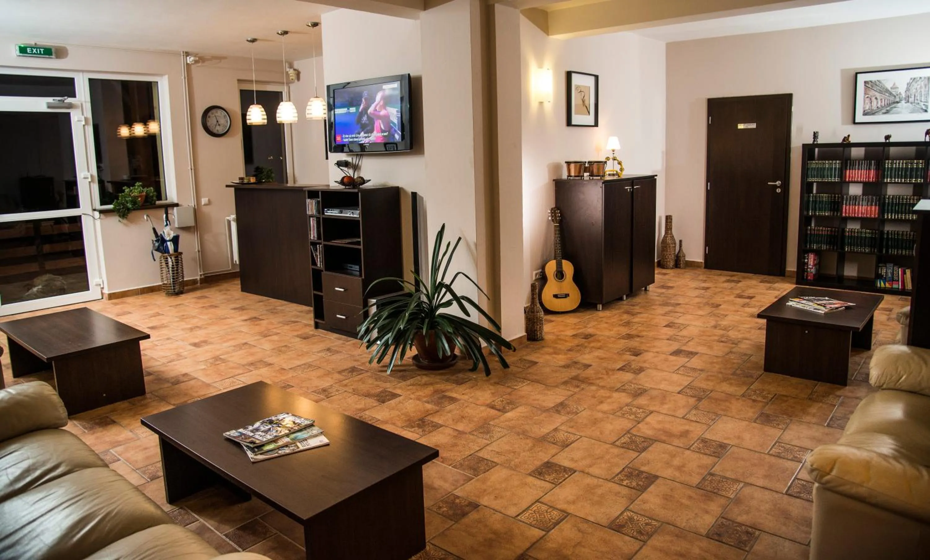 Communal lounge/ TV room in Pensiunea Carmen - Bikers Friendly Nest