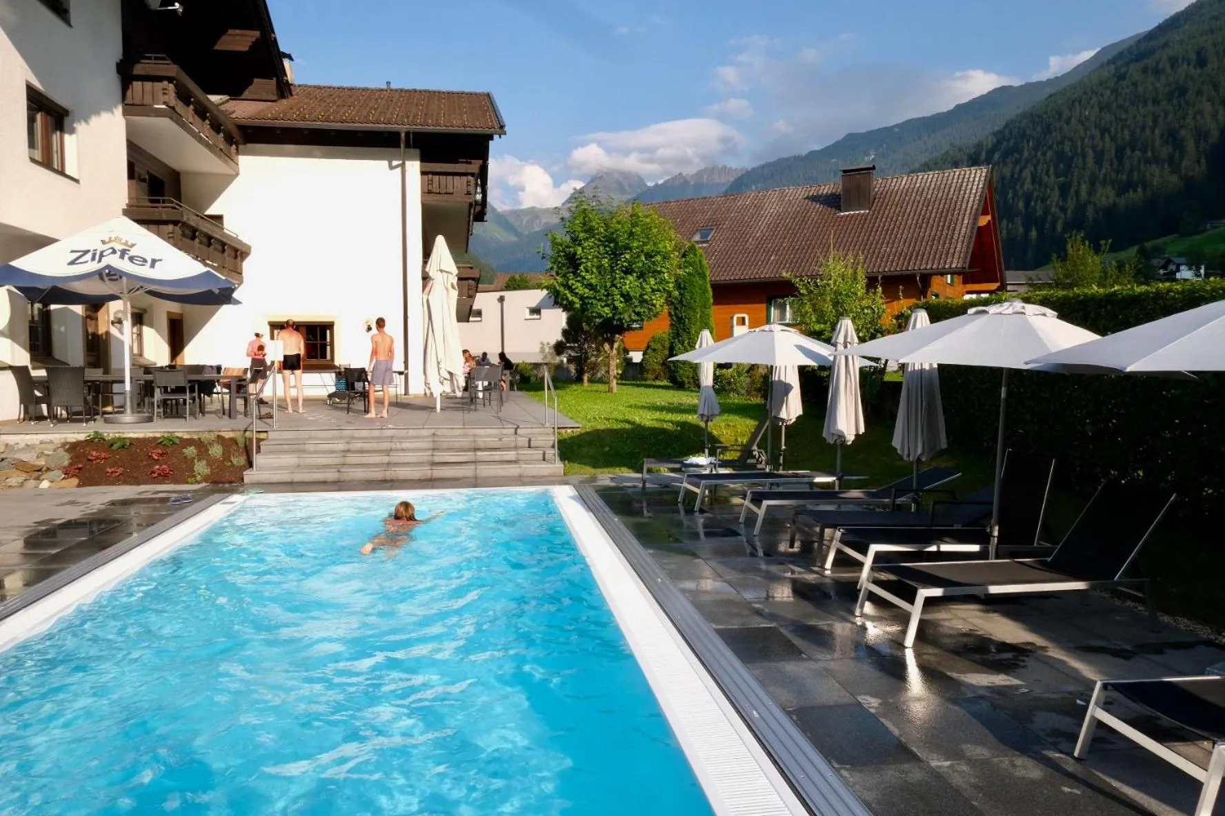 Swimming pool in Appart Laijola