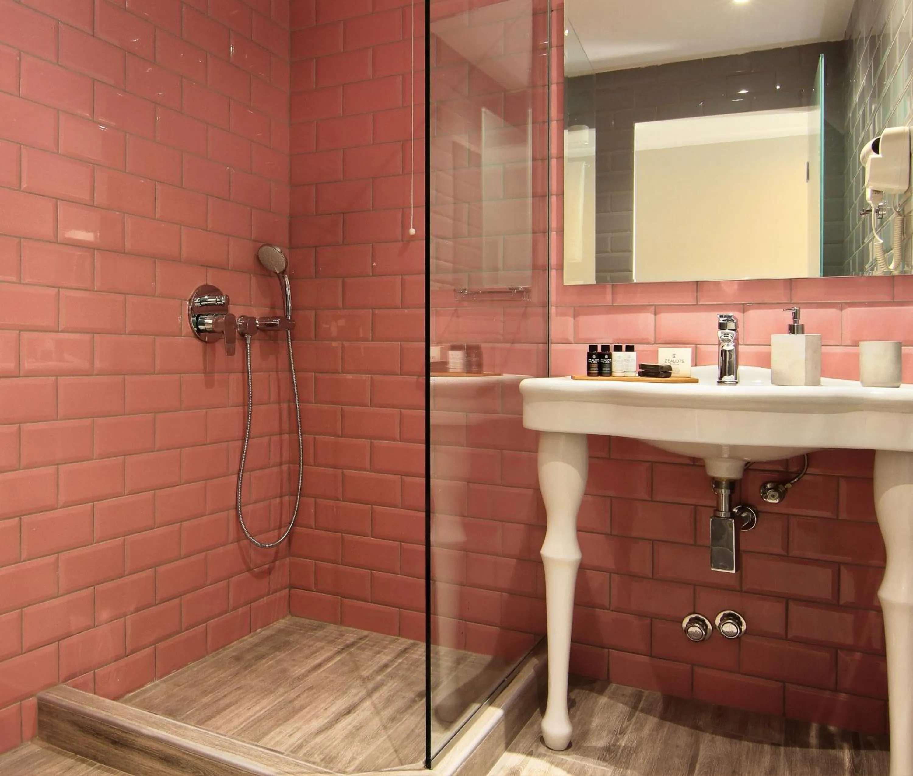 Shower in Maison 66, Riviera Hotels