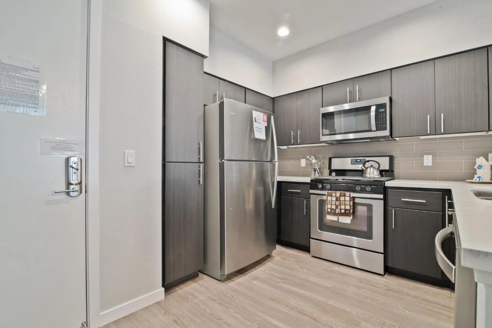 Kitchen or kitchenette in Bluebird Suites in Menlo Park