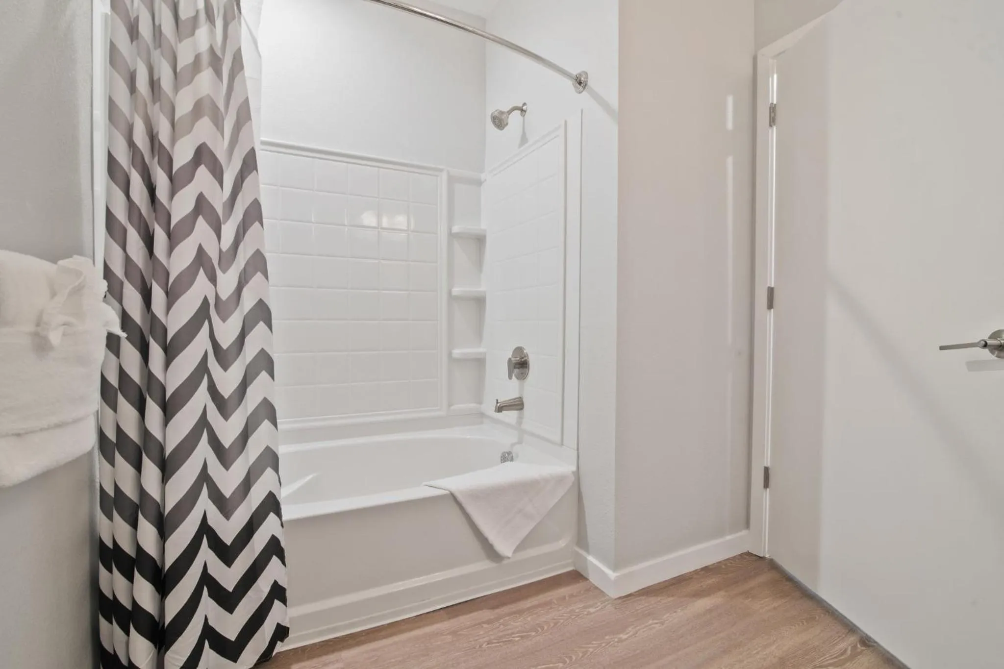 Bathroom in Bluebird Suites in Menlo Park