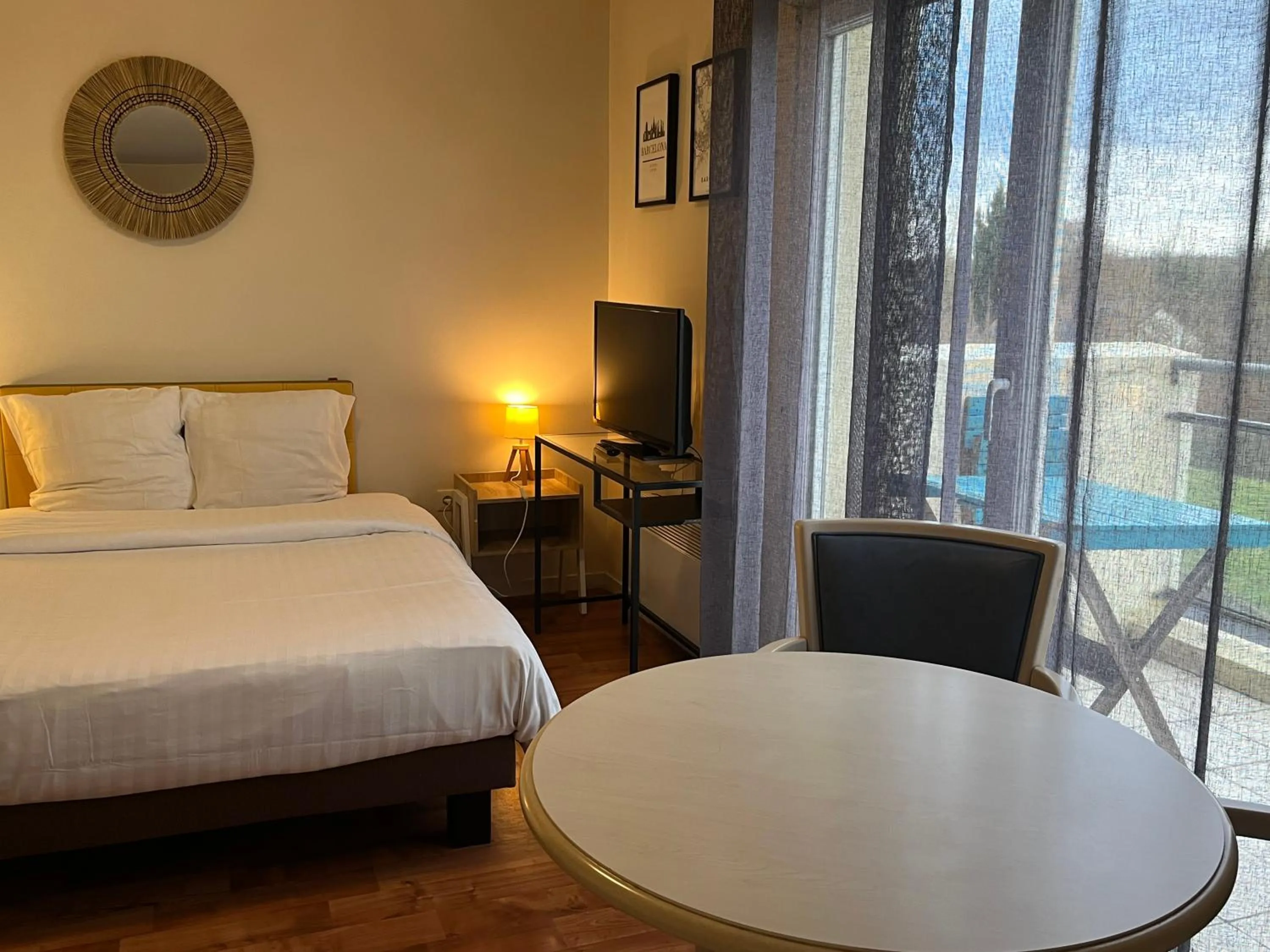 Balcony/Terrace, Bed in Résidence Carouge Appart Hôtel