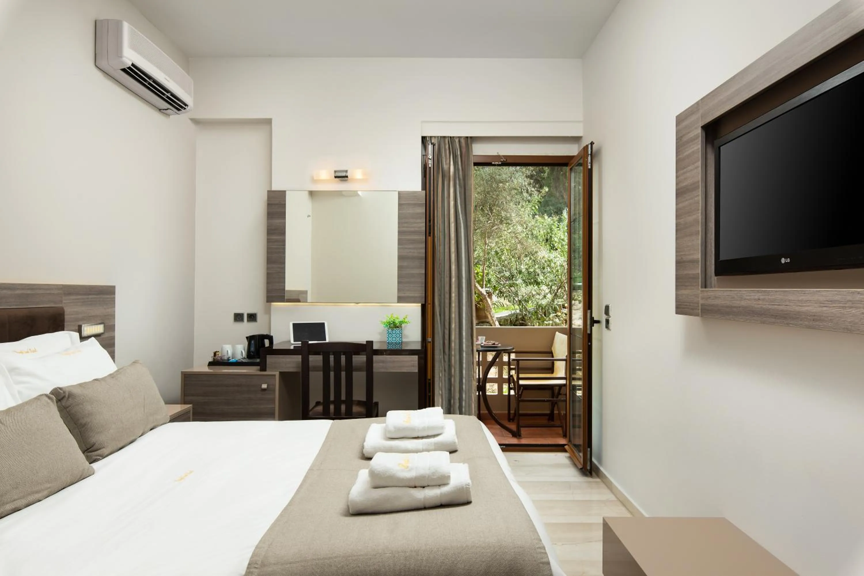 Photo of the whole room, Bed in Royal Sun