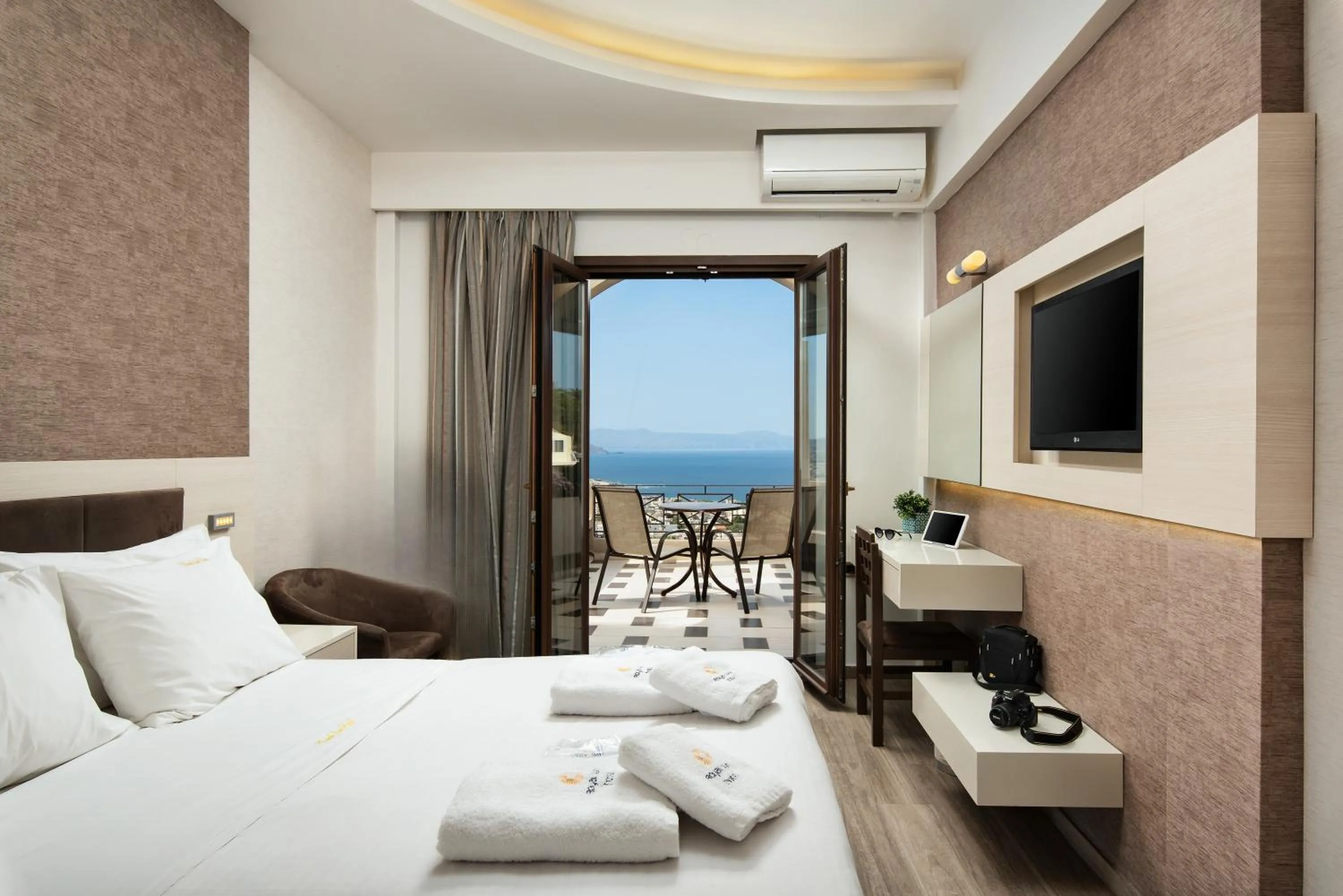 Photo of the whole room, Bed in Royal Sun