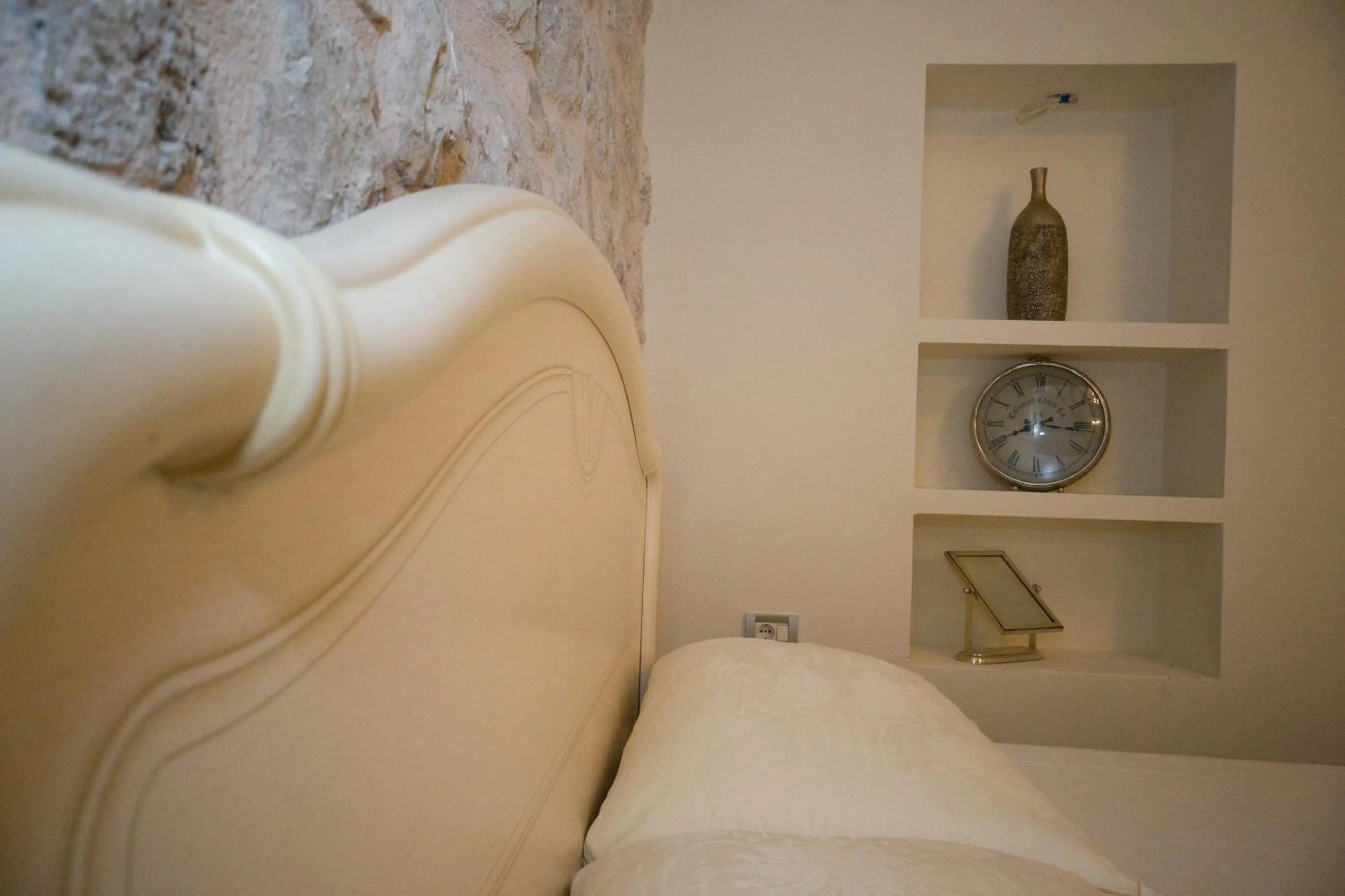 Decorative detail, Bed in Roko House