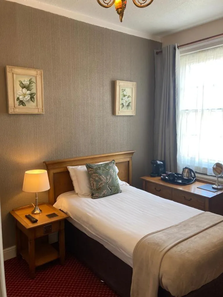 Bedroom, Bed in The King's Arms