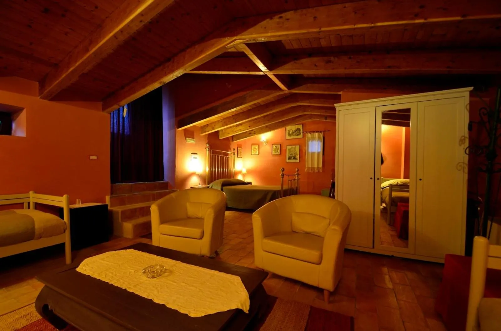 Family Room with Private Bathroom in Manouche Affittacamere Osteria