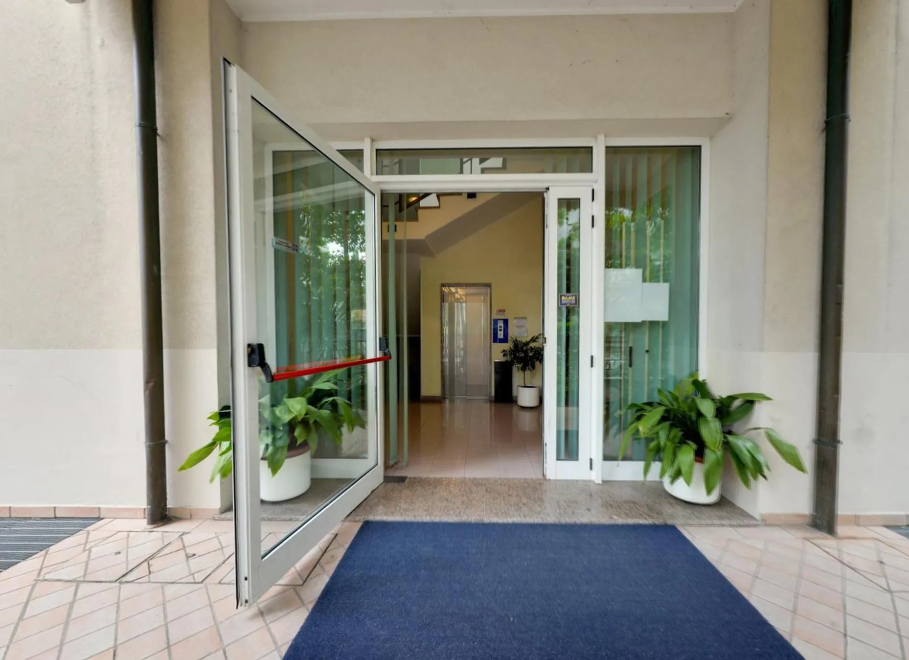 Facade/entrance in Residence le Spiagge