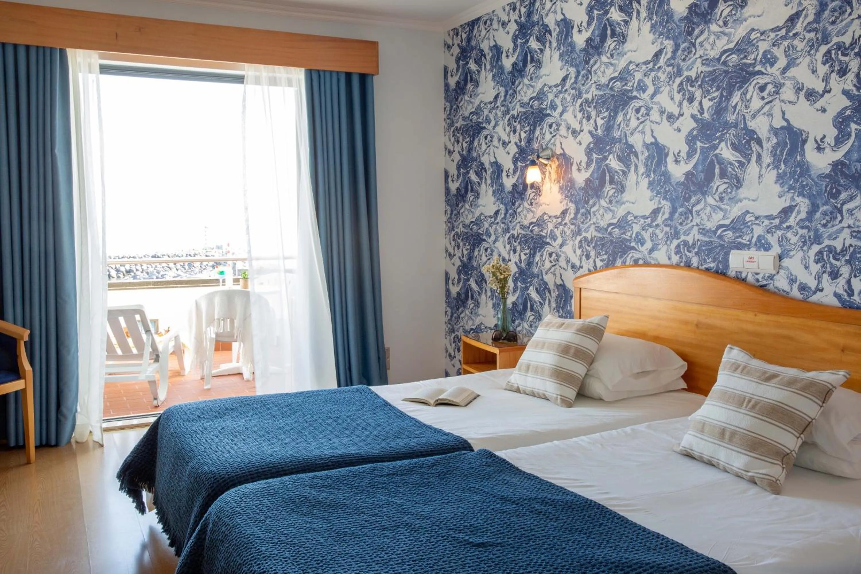 Balcony/Terrace, Bed in Hotel do Mar