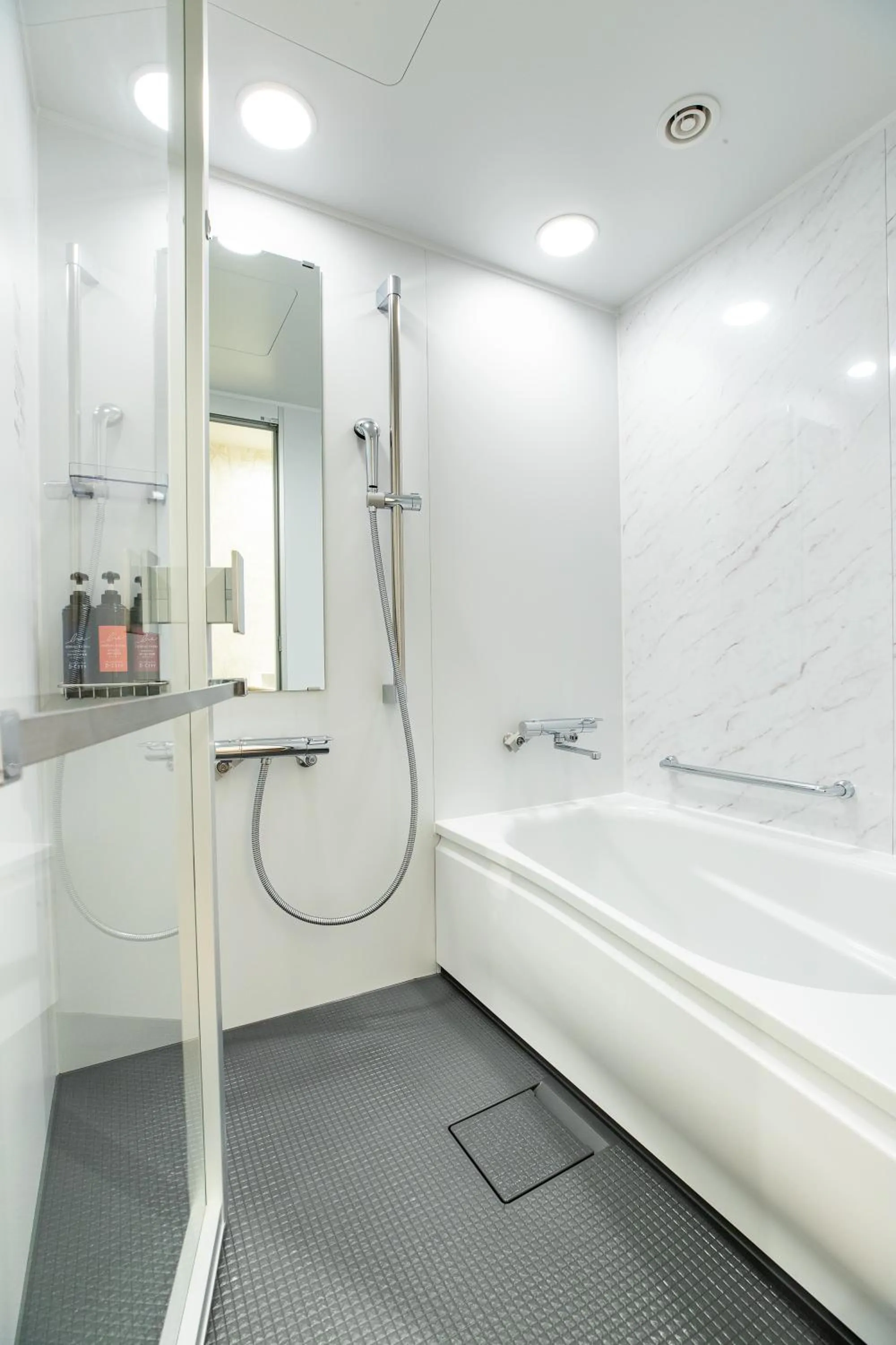 Bathroom, Bed in Daiwa Roynet Hotel Nagoya Fushimi