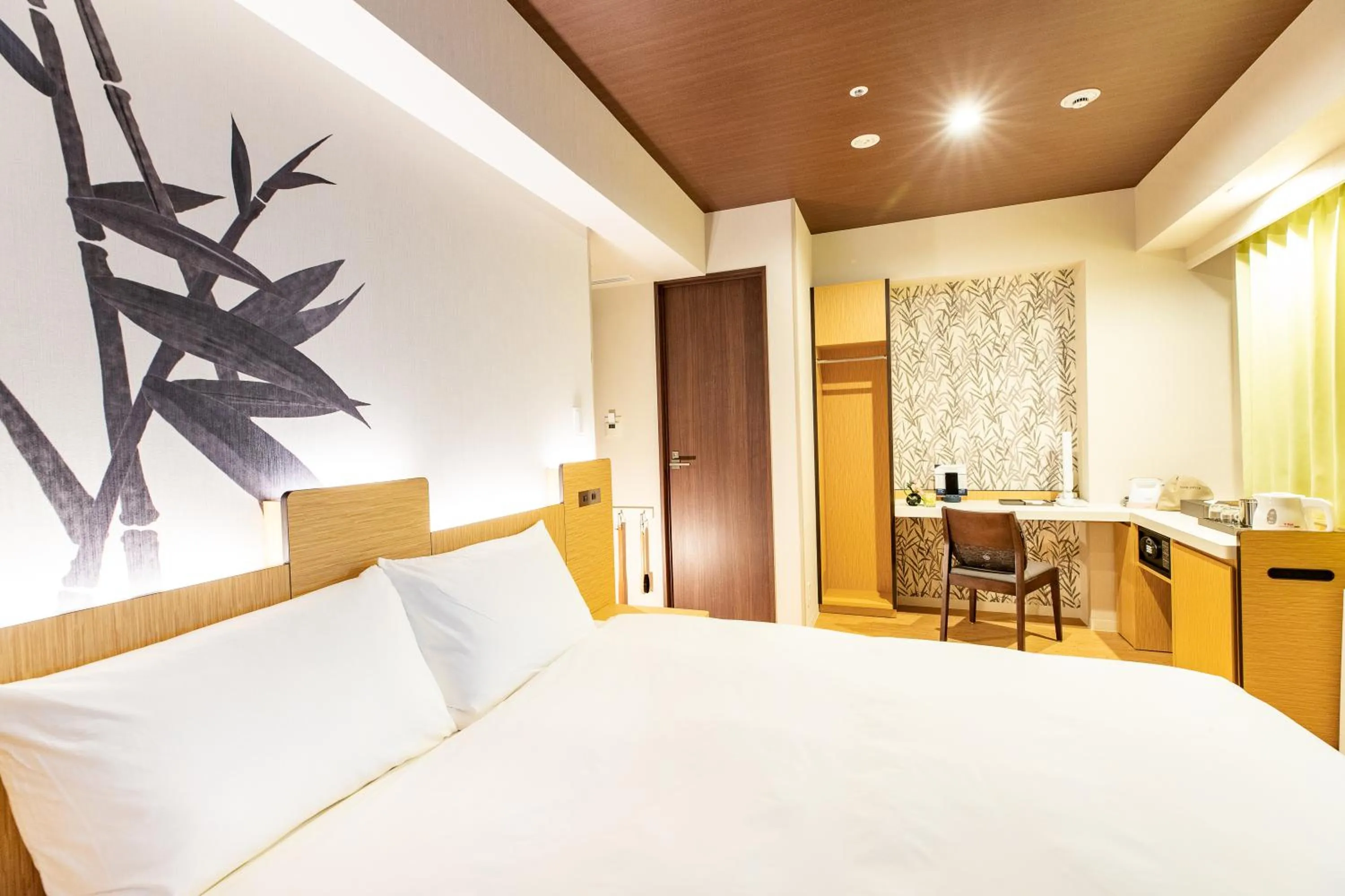Photo of the whole room, Bed in Daiwa Roynet Hotel Nagoya Fushimi