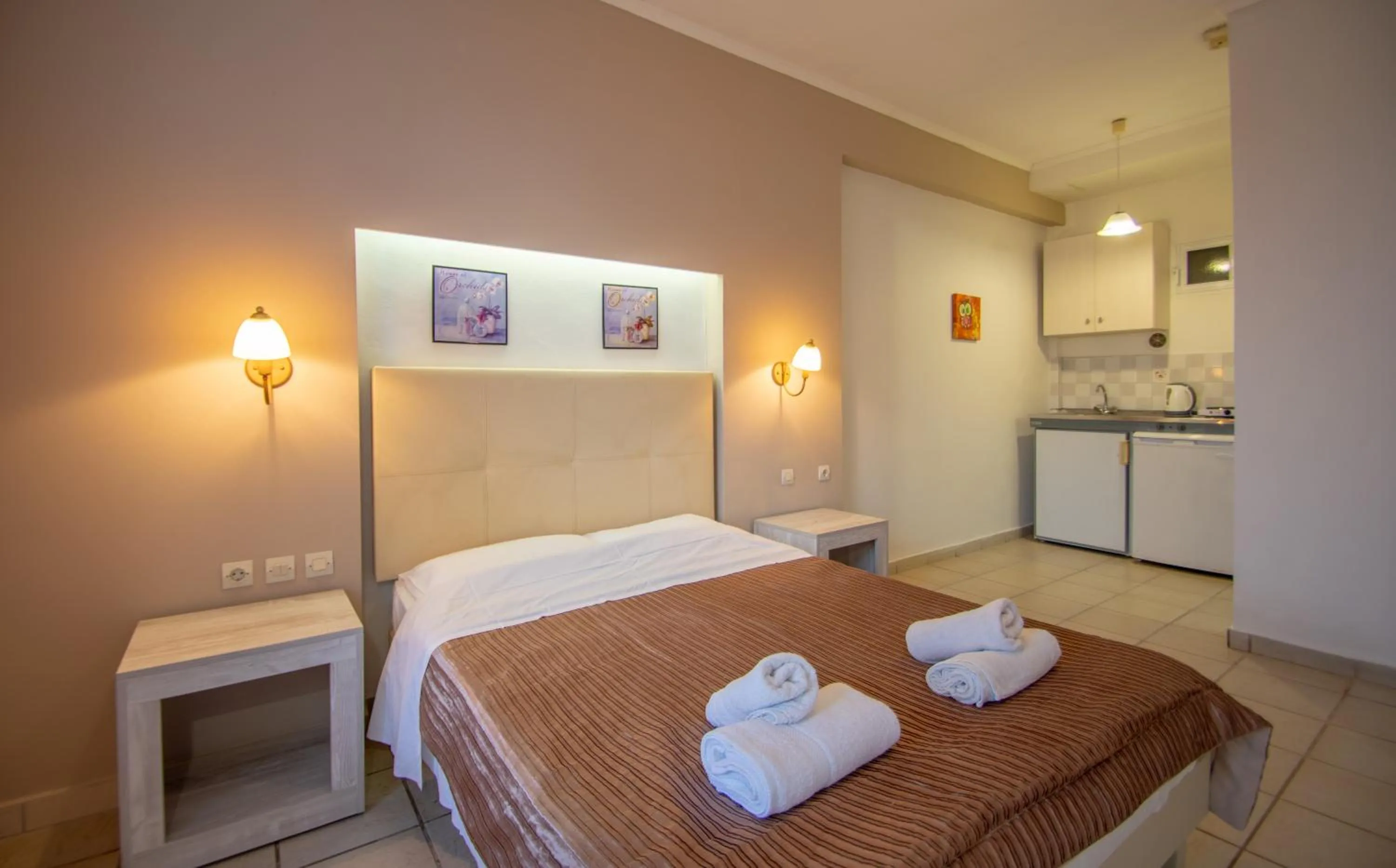 Kitchen or kitchenette, Bed in Agoulos Beach Hotel