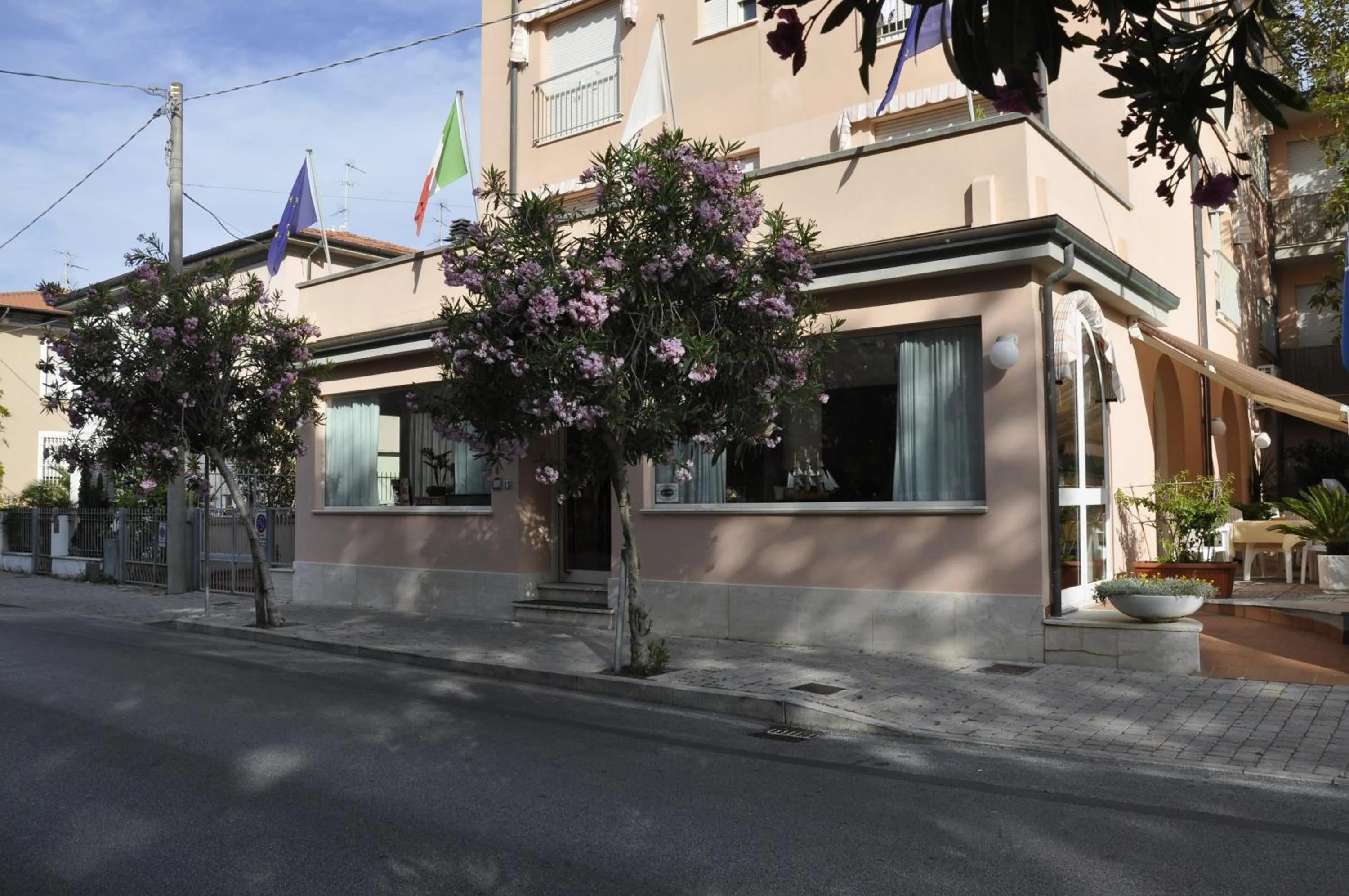 Facade/entrance in Florentia Hotel