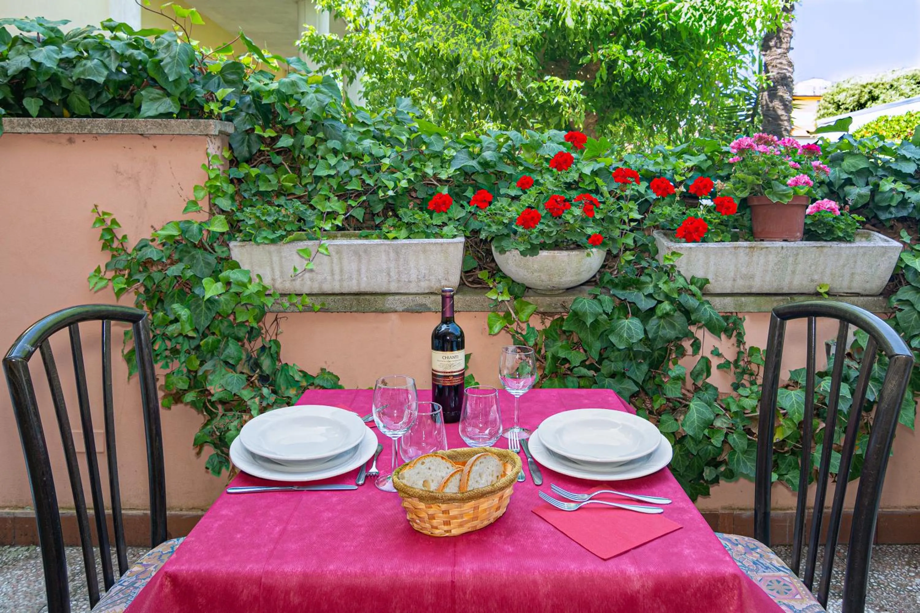 Restaurant/places to eat in Florentia Hotel