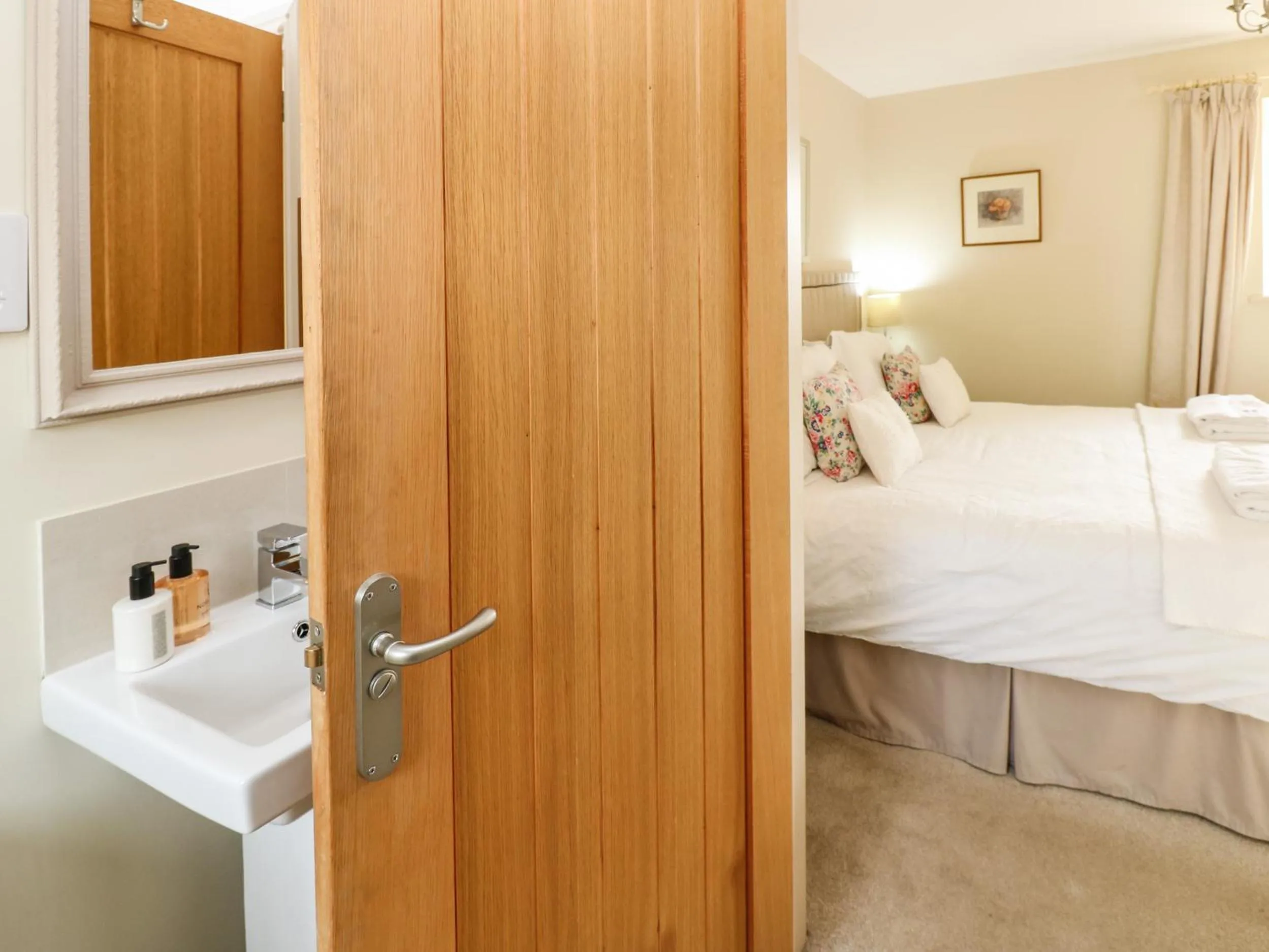Property building, Bed in Cross Cottage