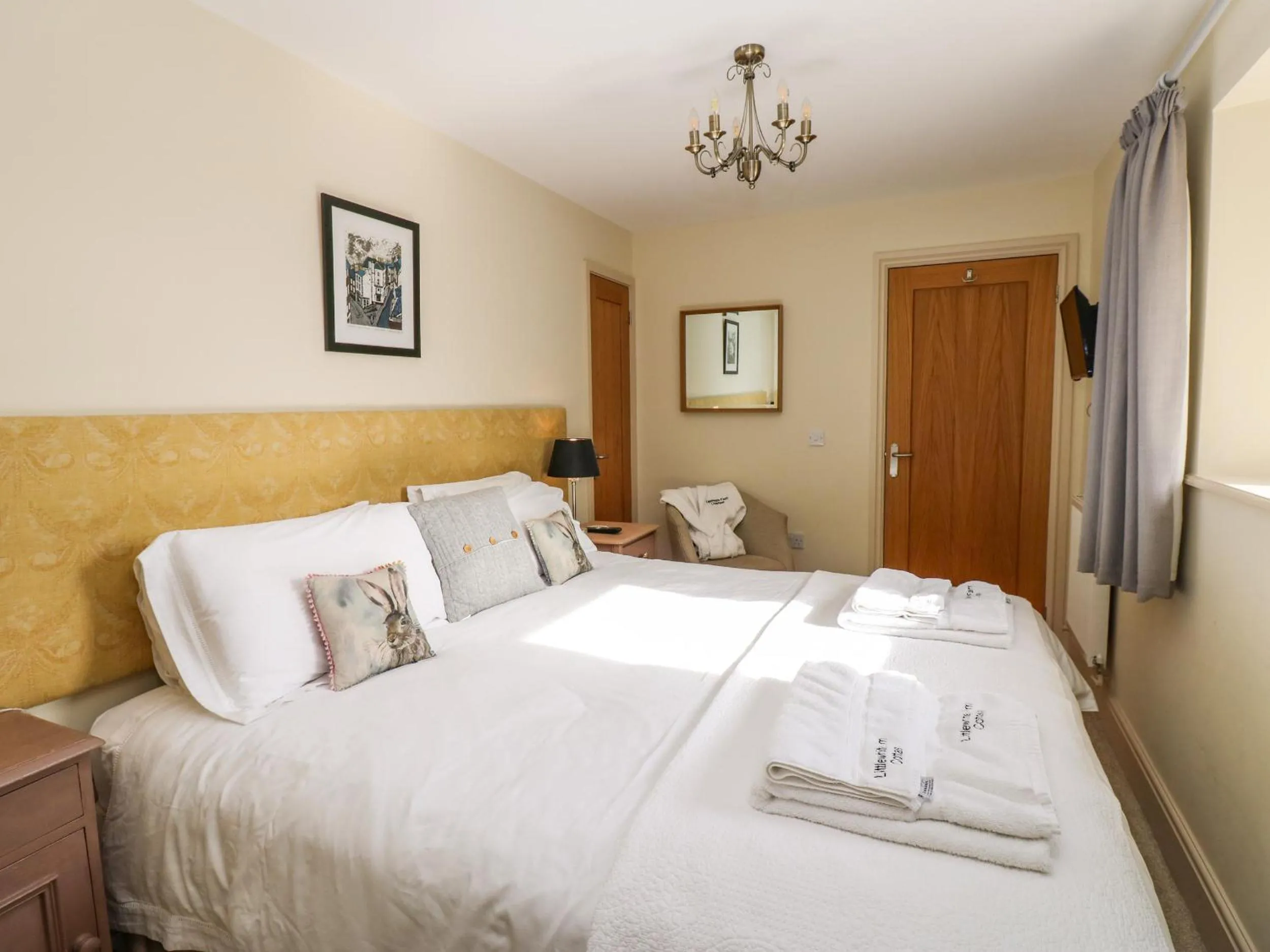 Property building, Bed in Cross Cottage