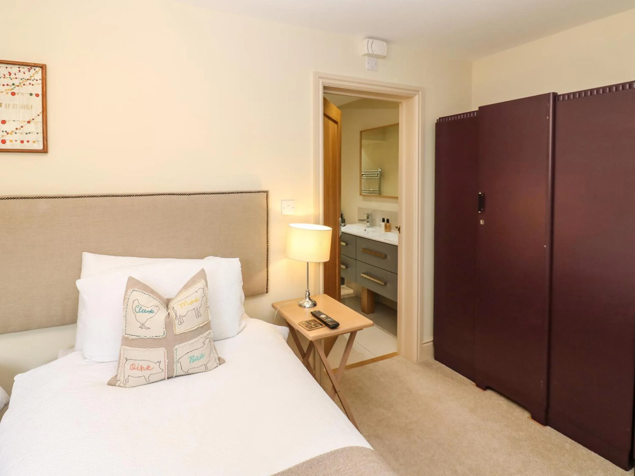 Property building, Bed in Cross Cottage