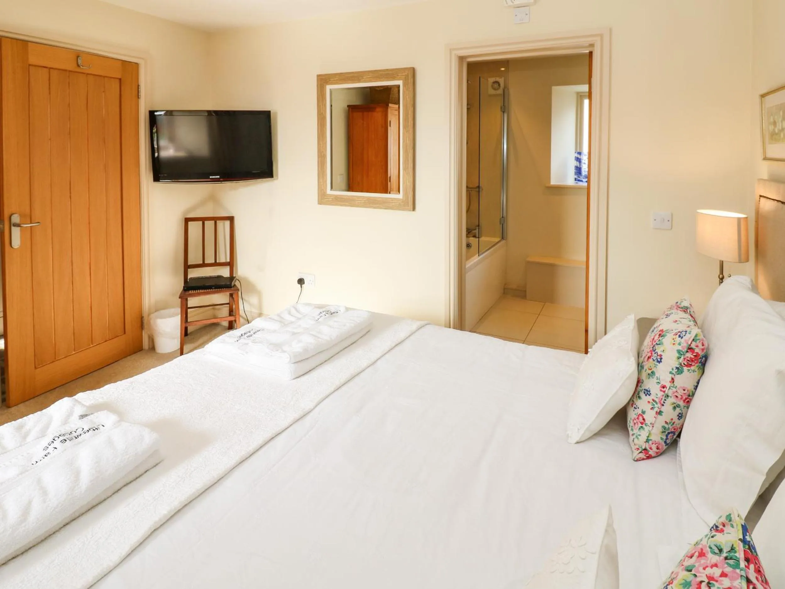 Property building, Bed in Cross Cottage