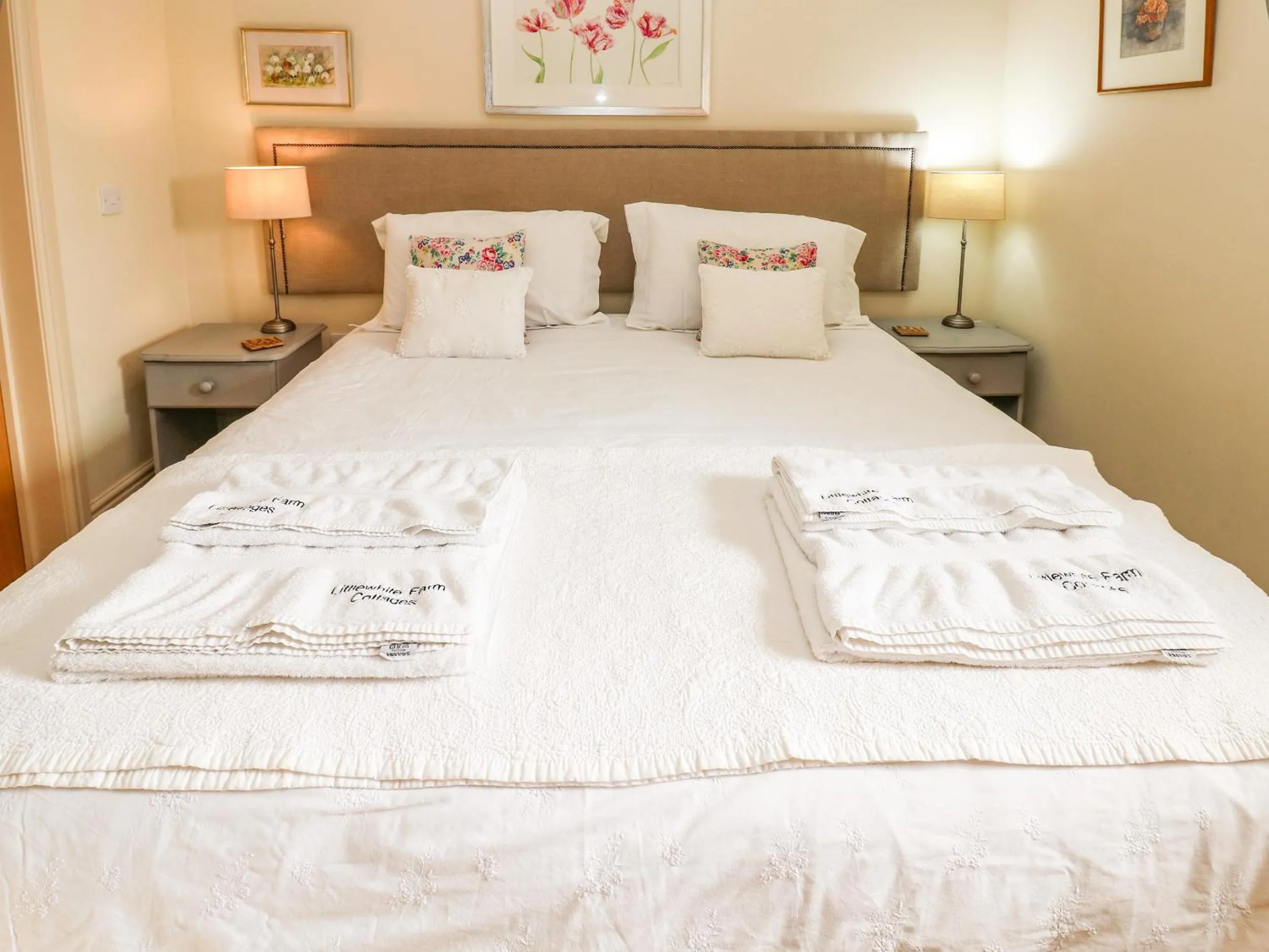 Property building, Bed in Cross Cottage