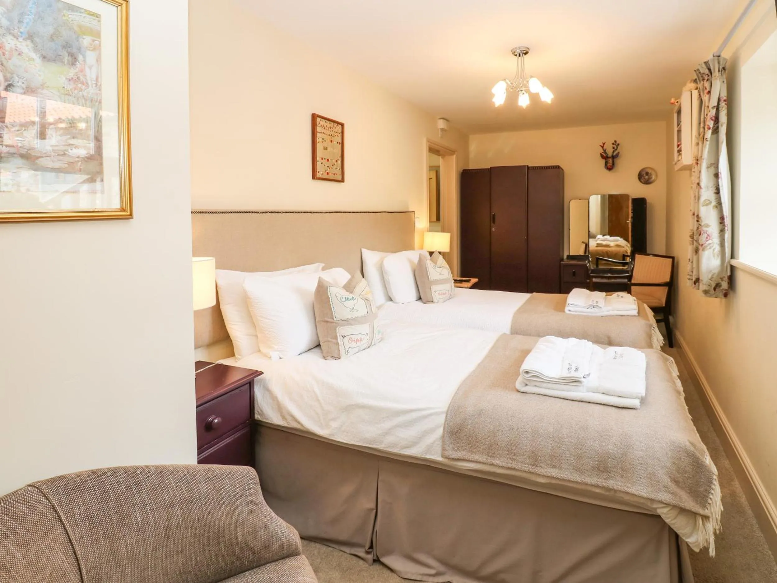 Property building, Bed in Cross Cottage