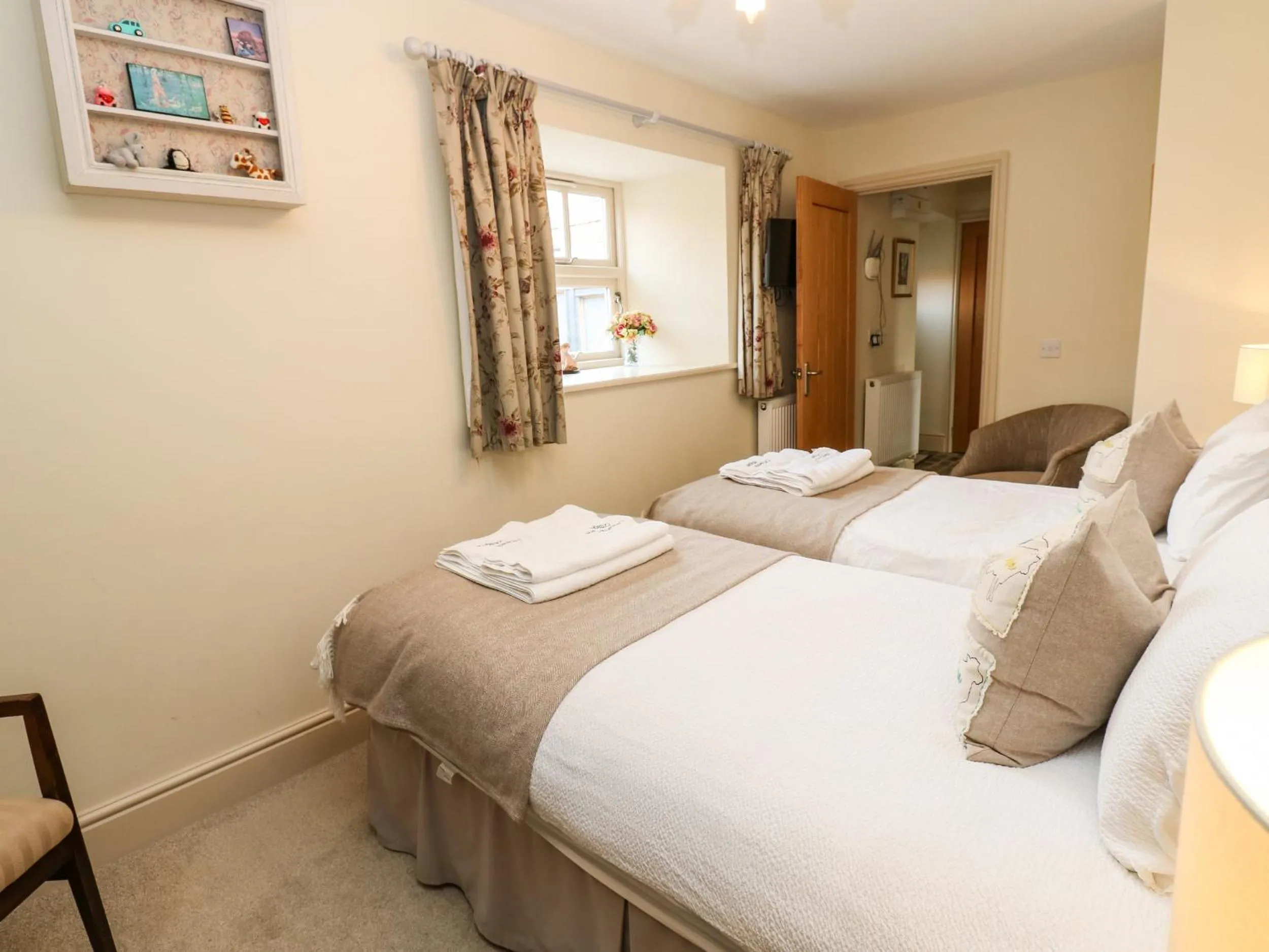Property building, Bed in Cross Cottage