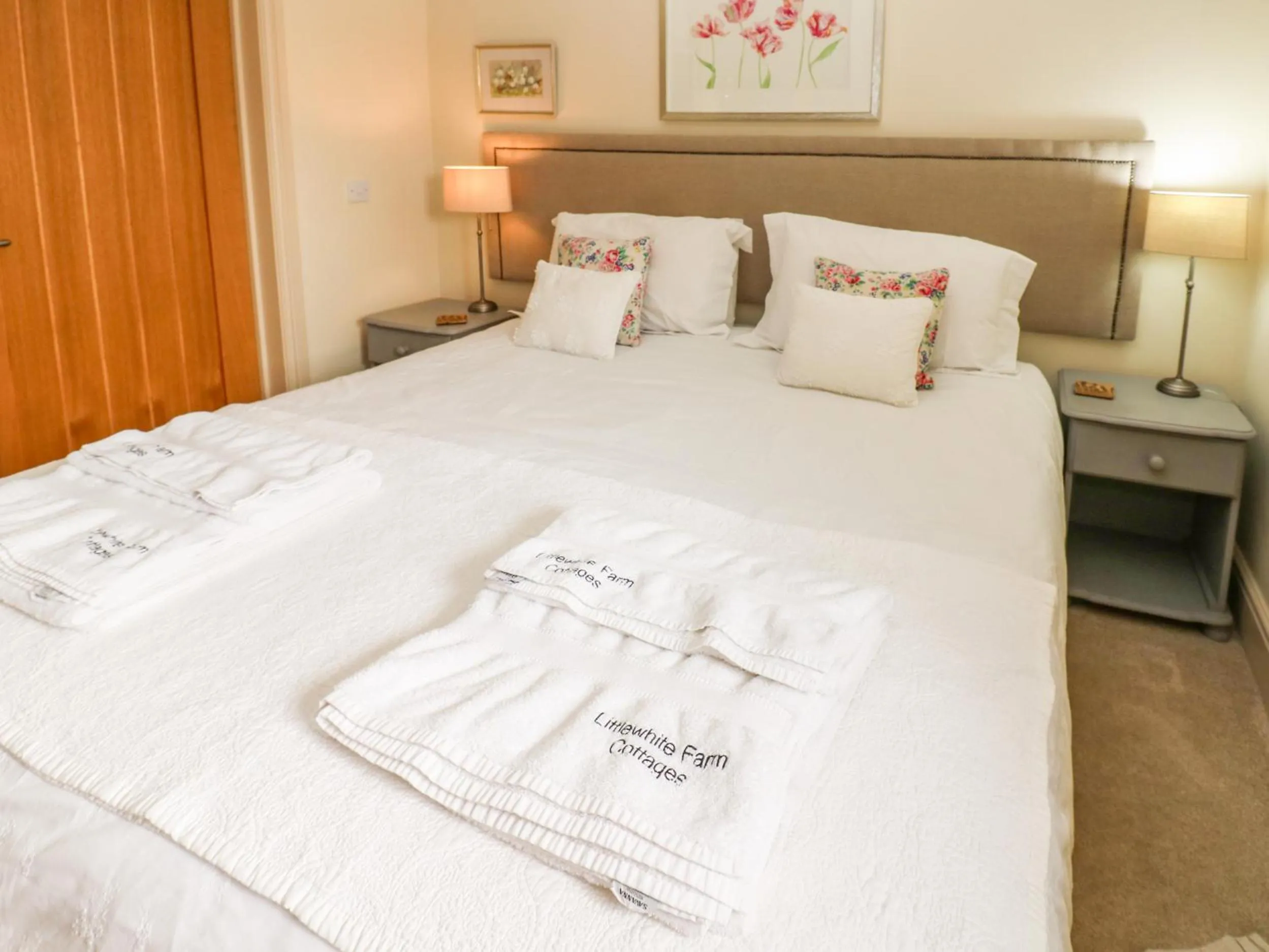 Property building, Bed in Cross Cottage