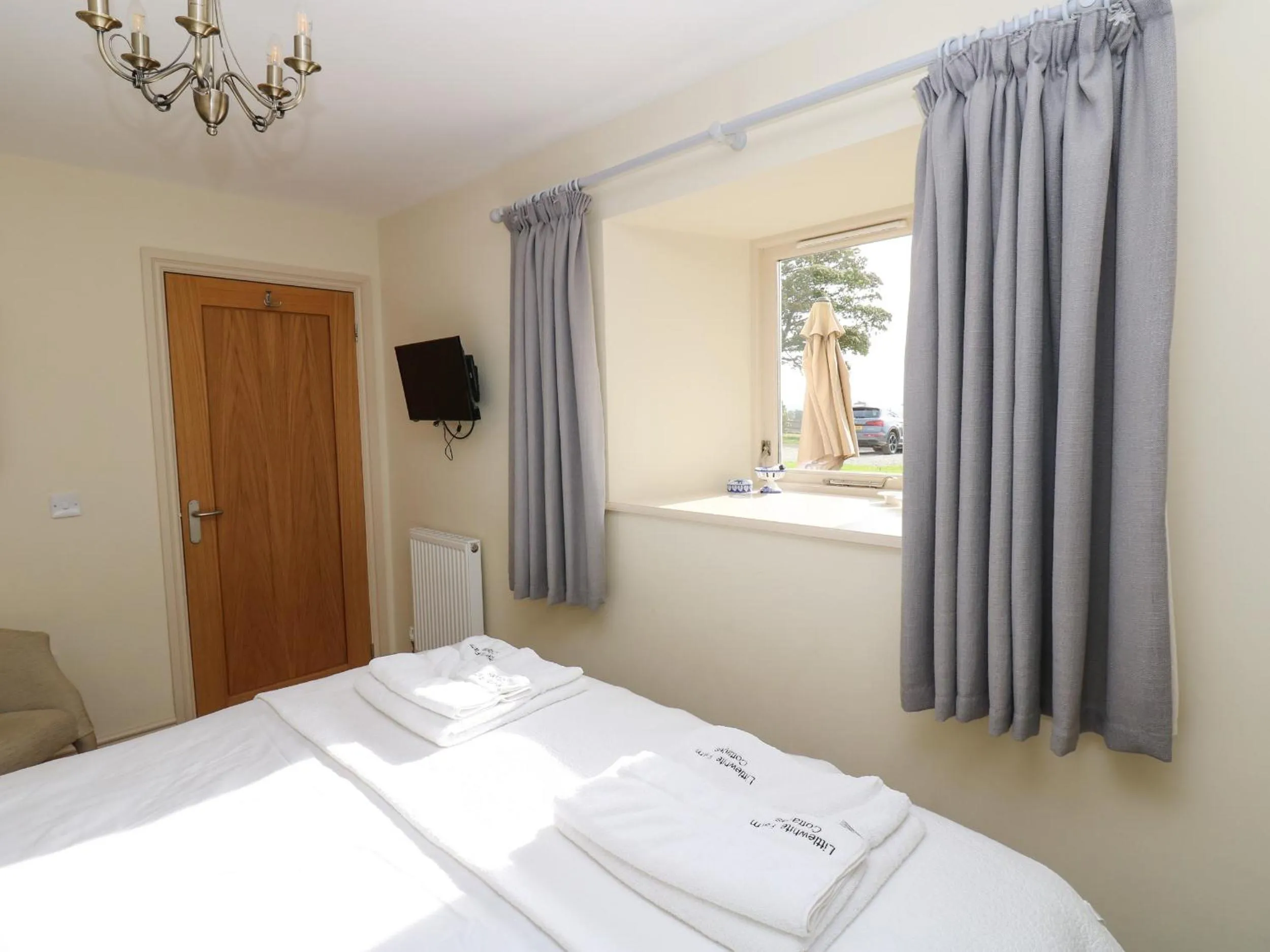 Property building, Bed in Cross Cottage