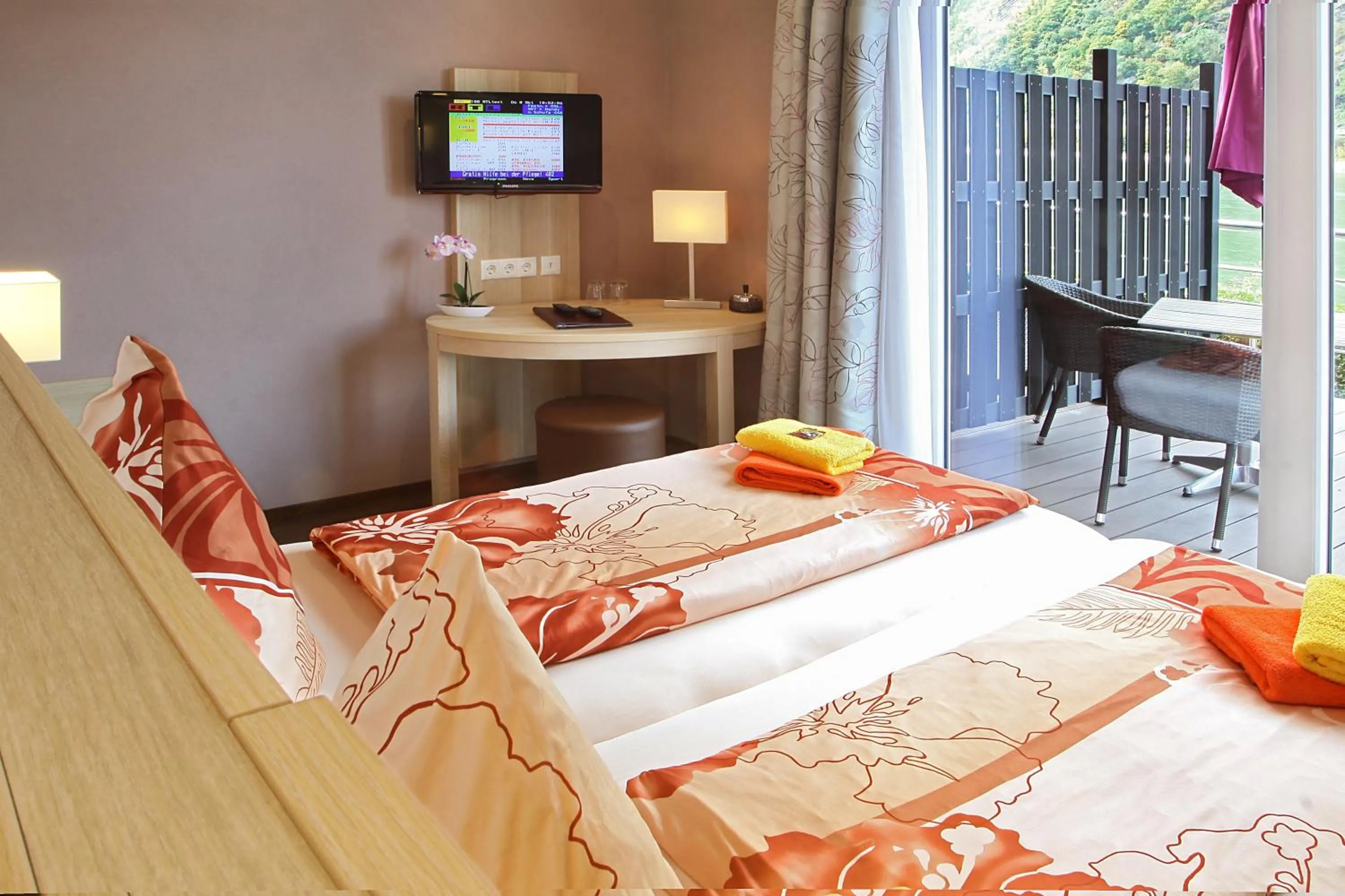 Balcony/Terrace, Bed in Hotel Rheinkönig