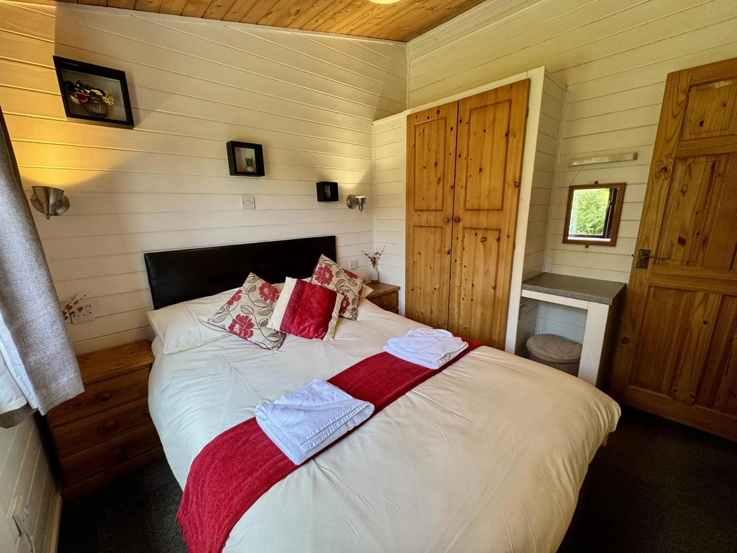 Property building, Bed in Willow Lodge
