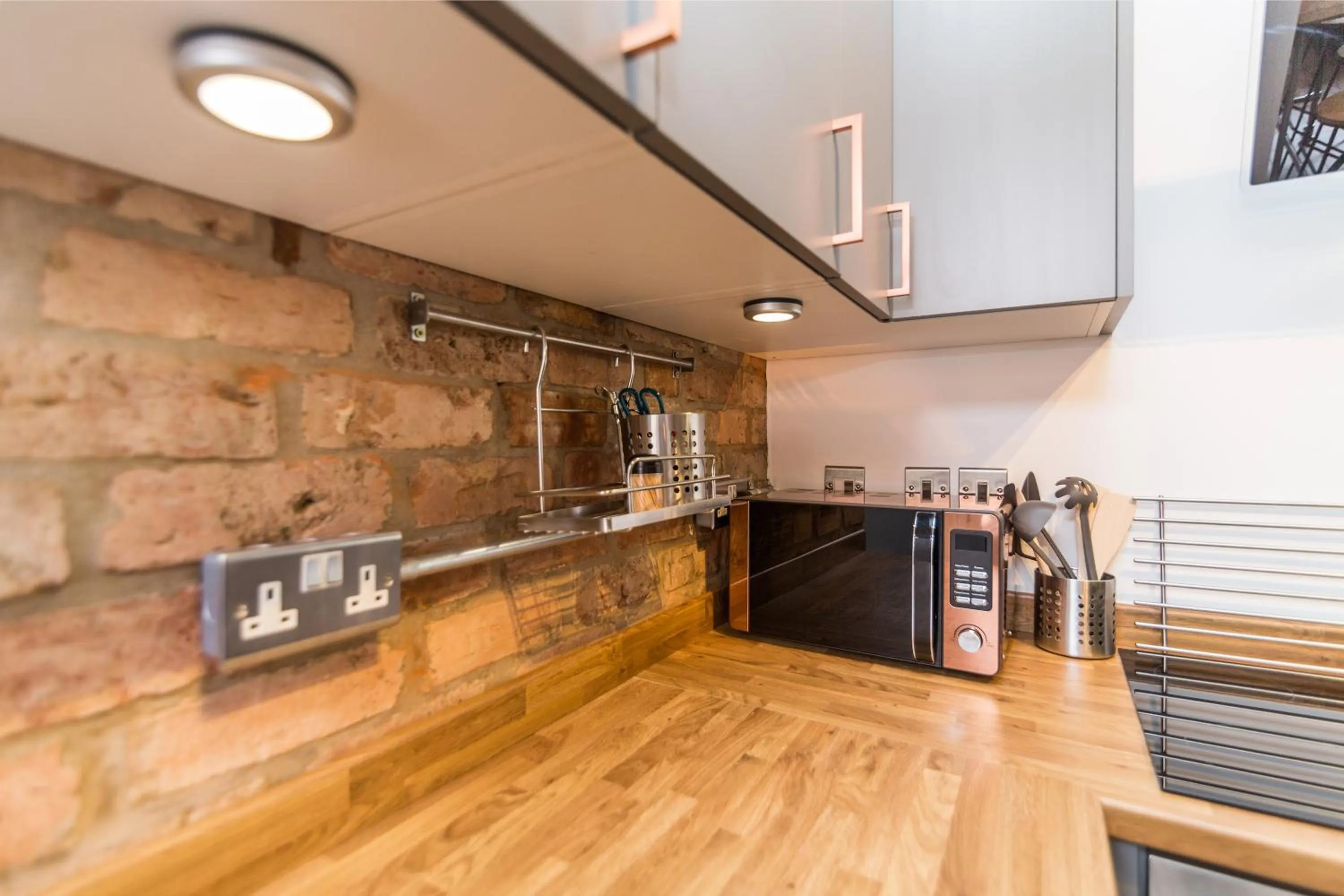 Communal kitchen in Salisbury Street Guesthouse