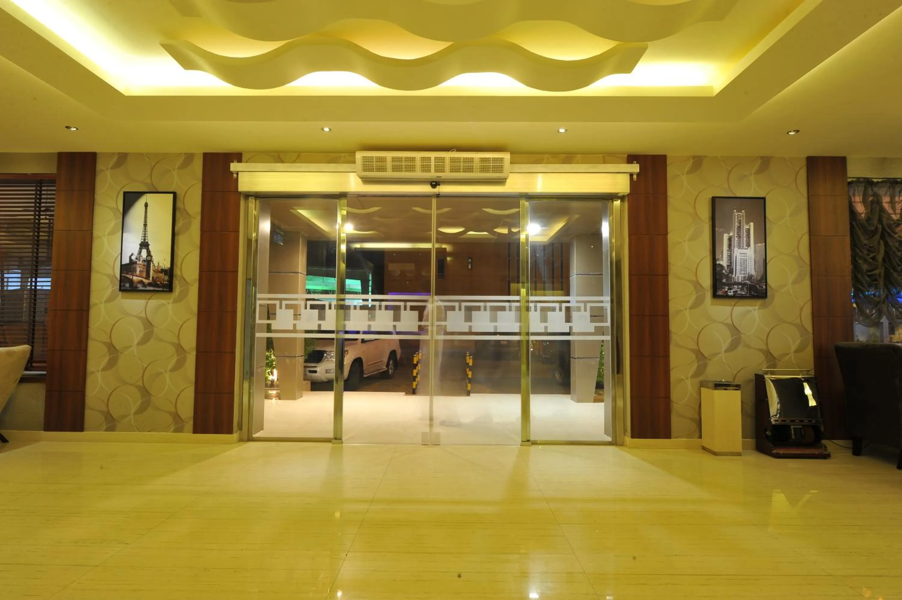 Lobby or reception in Al Janaderia Suites 7