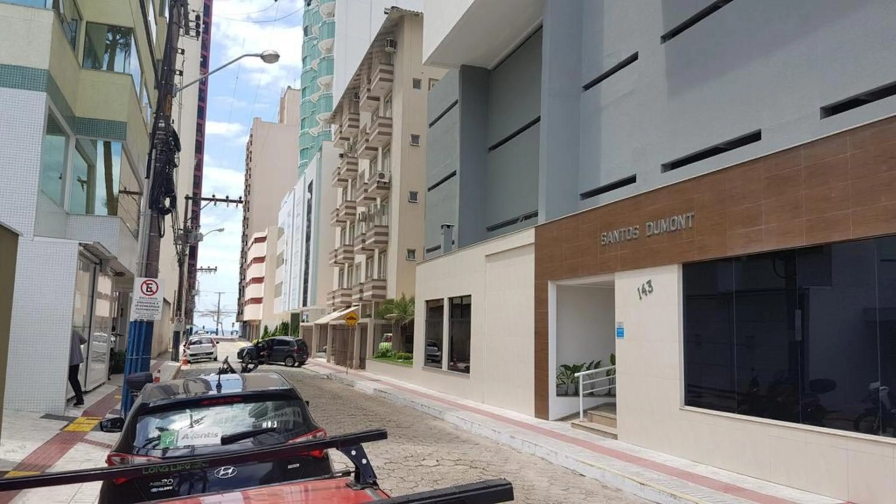 Property building in Apto na Quadra do Mar e Vista para o Rio