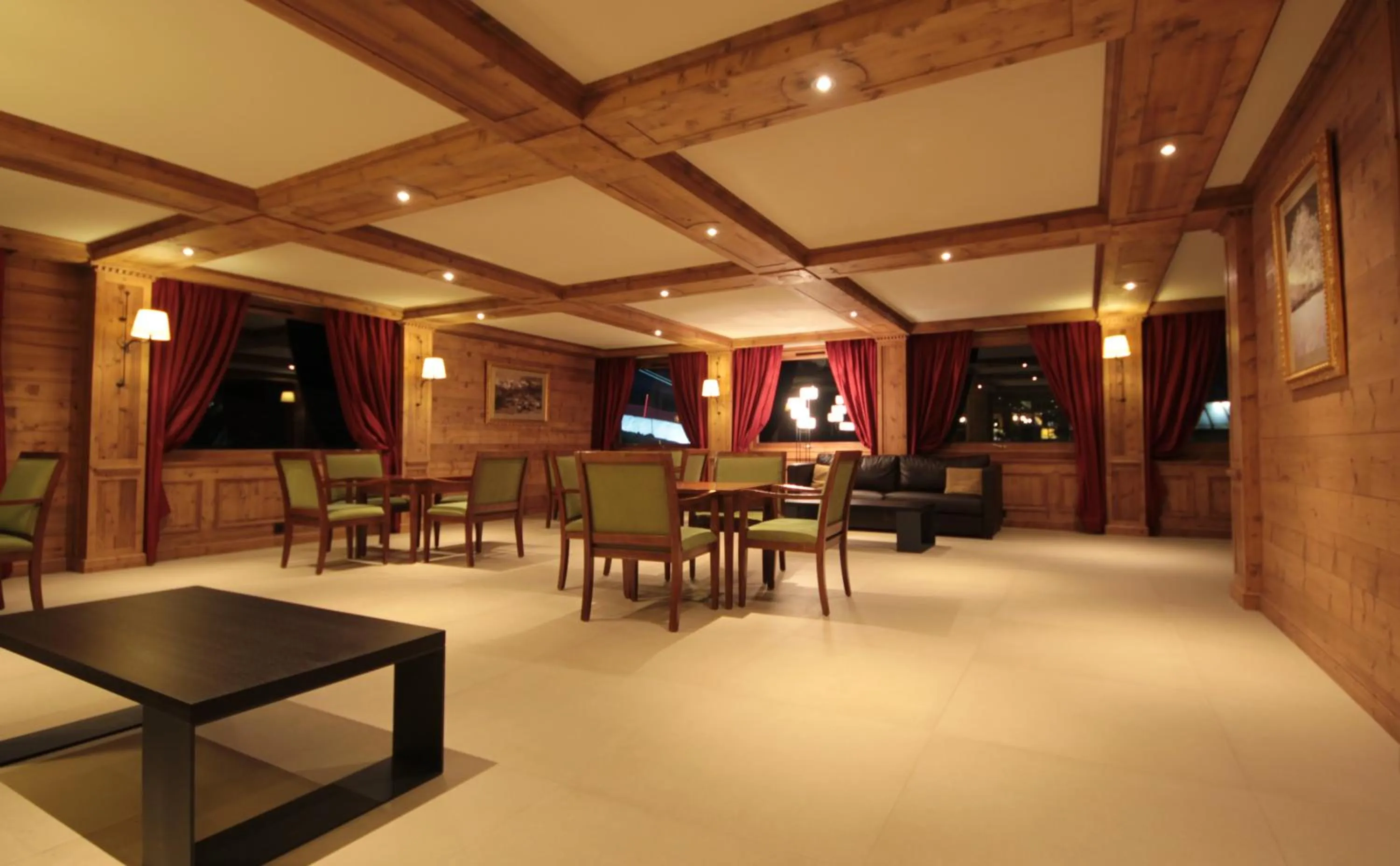 Communal lounge/ TV room in Hôtel Champs Fleuris Morzine