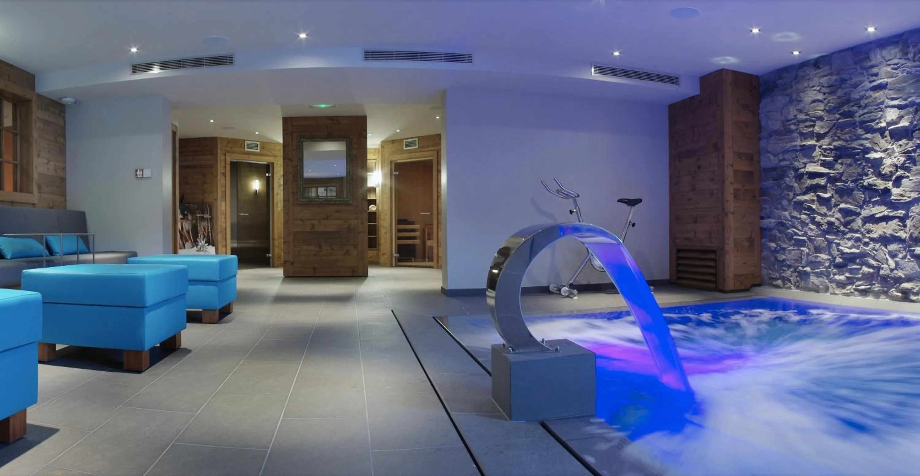 Communal lounge/ TV room in Hôtel Champs Fleuris Morzine