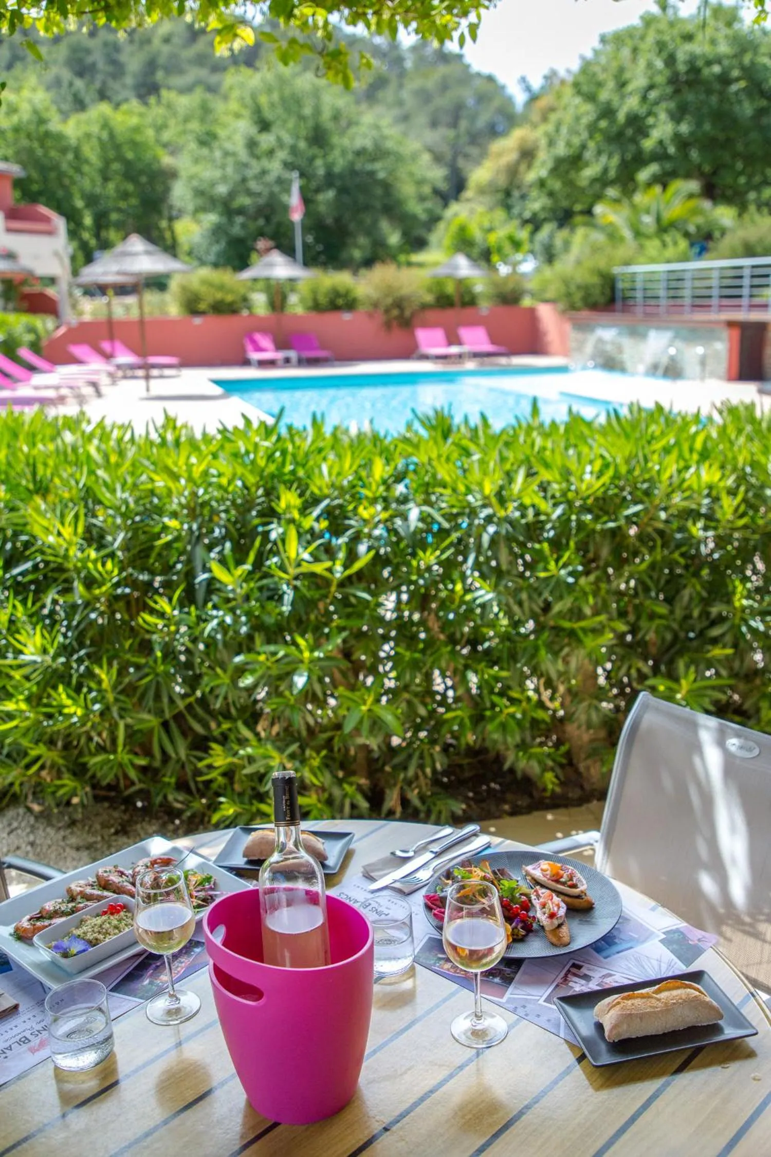 Restaurant/places to eat in Les Pins Blancs en Provence