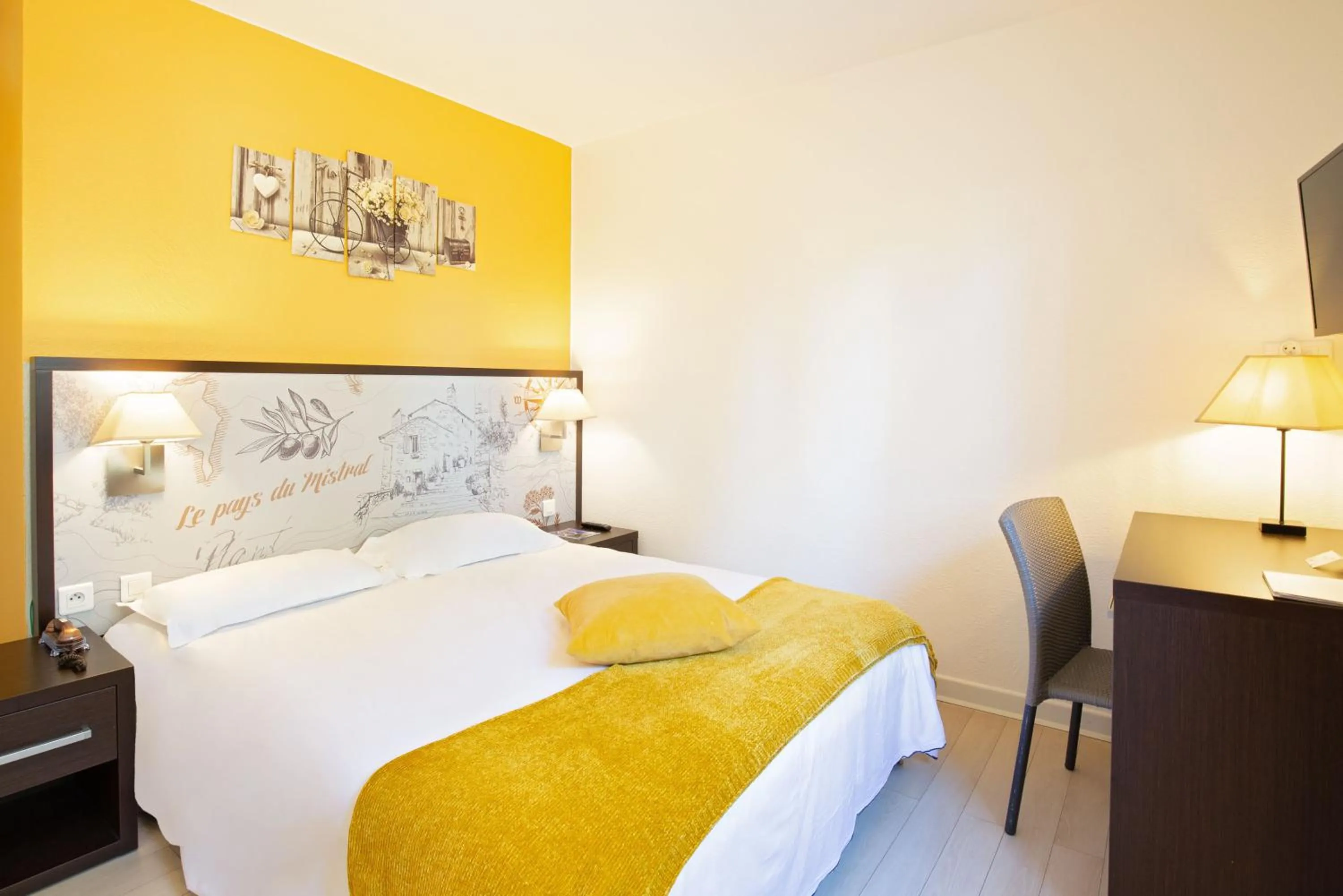 Bed in Les Pins Blancs en Provence