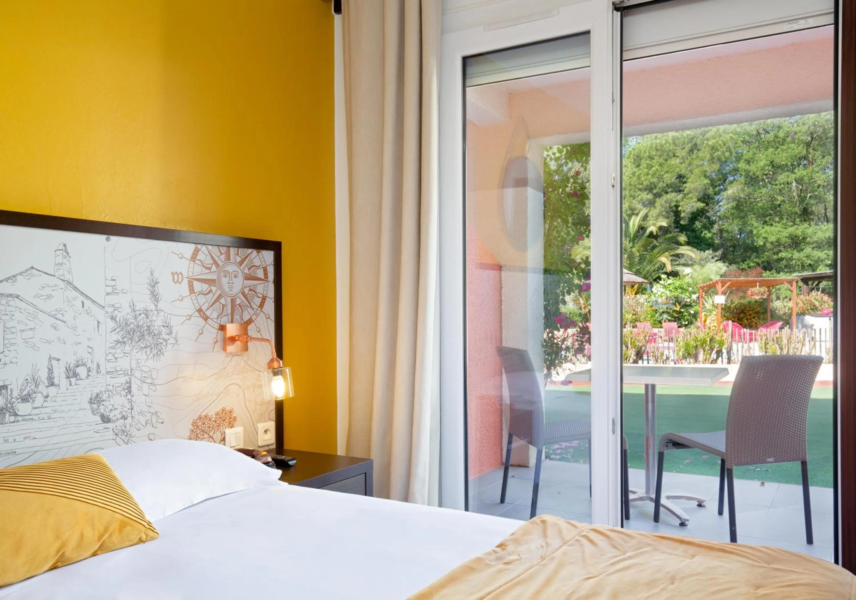 Property building, Bed in Les Pins Blancs en Provence