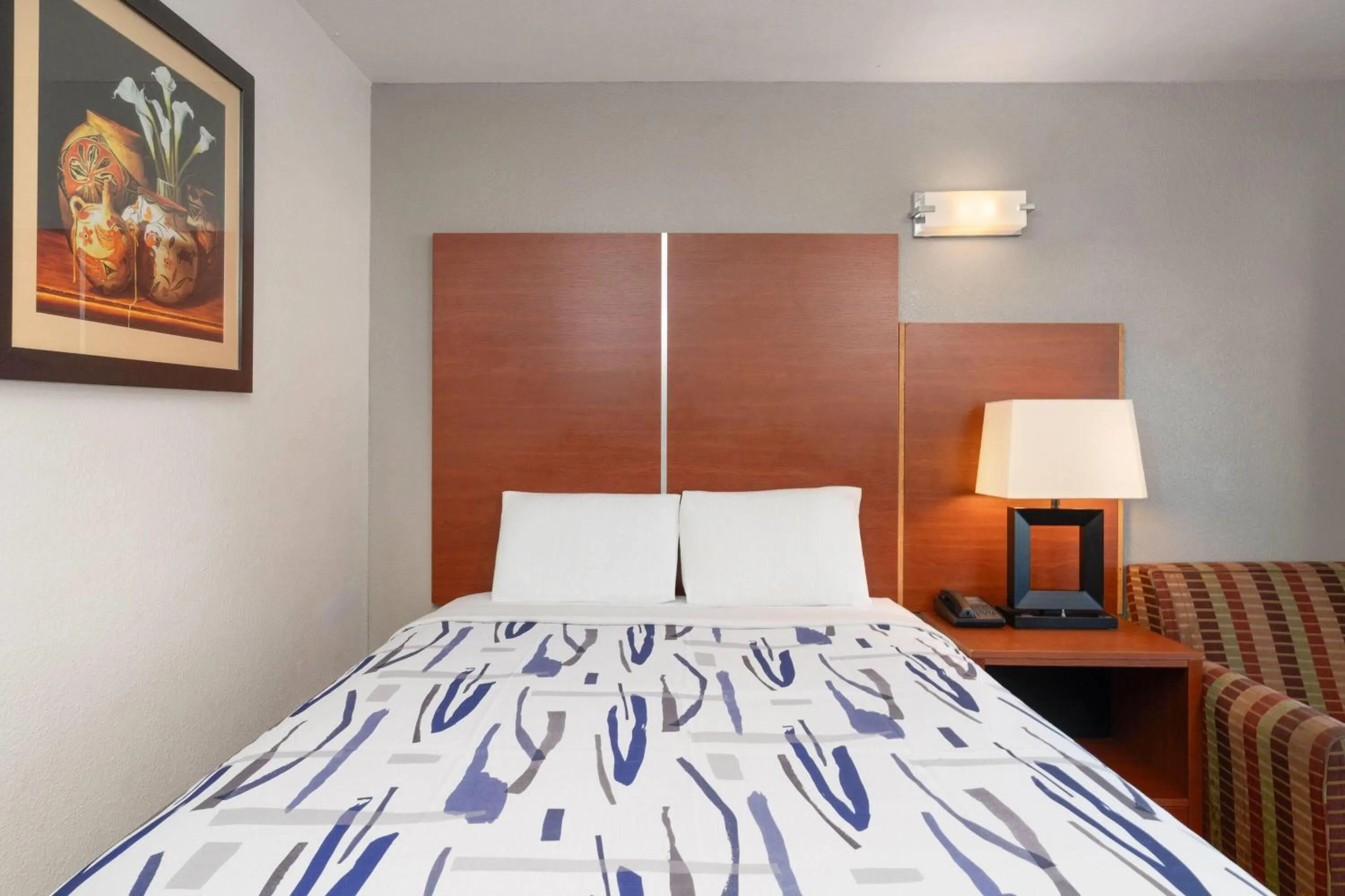 Photo of the whole room, Bed in Travelodge by Wyndham Albuquerque West