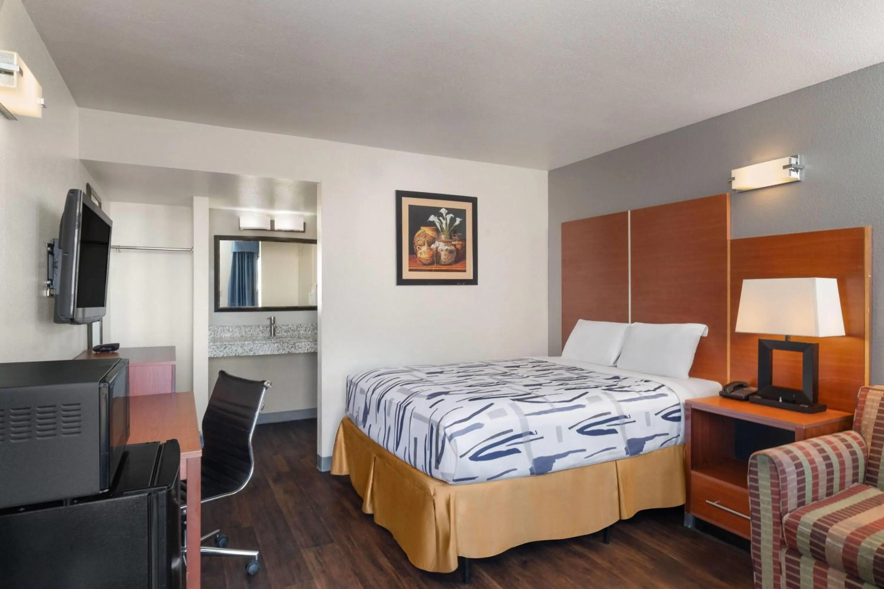 Photo of the whole room, Bed in Travelodge by Wyndham Albuquerque West