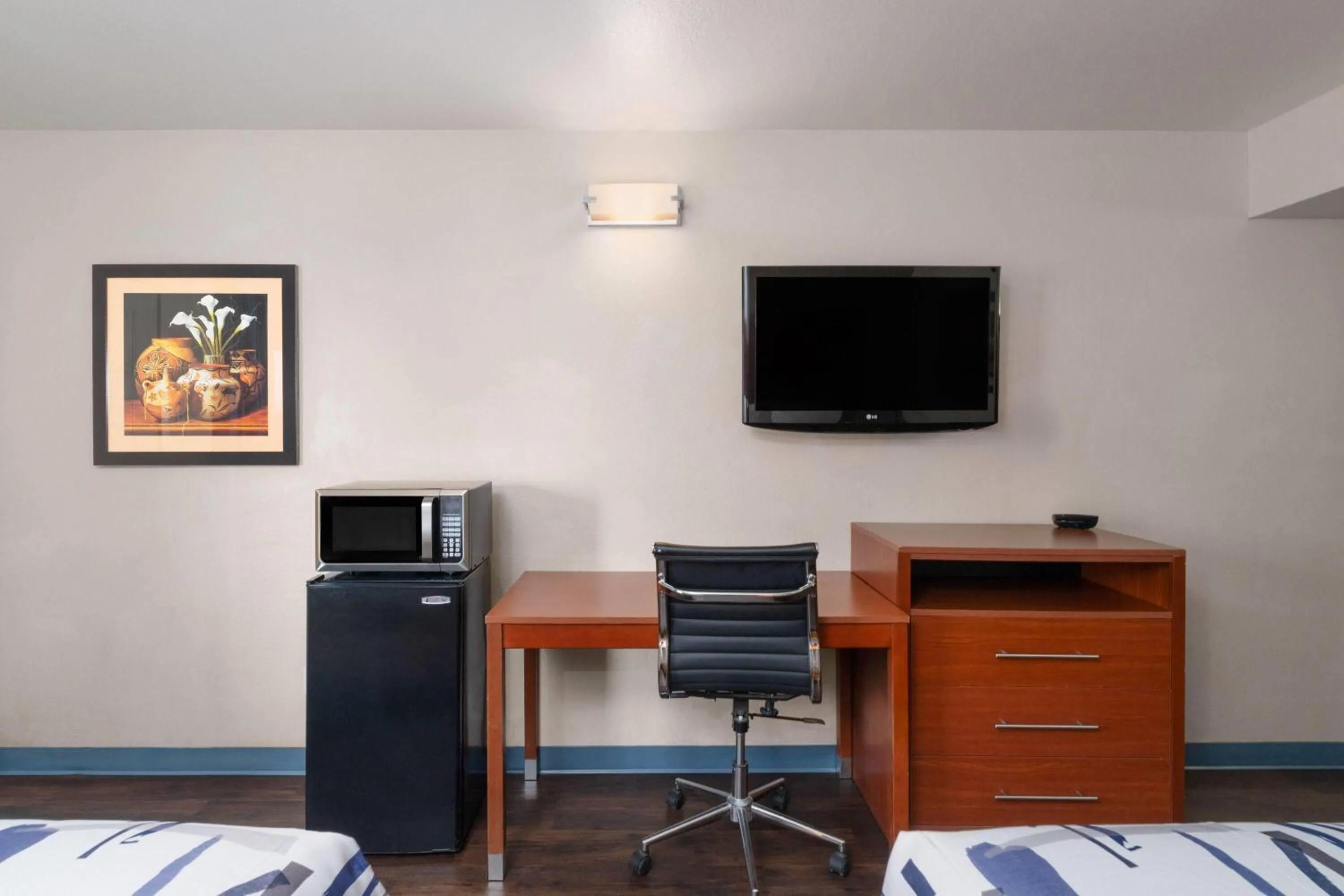 Photo of the whole room, Bed in Travelodge by Wyndham Albuquerque West